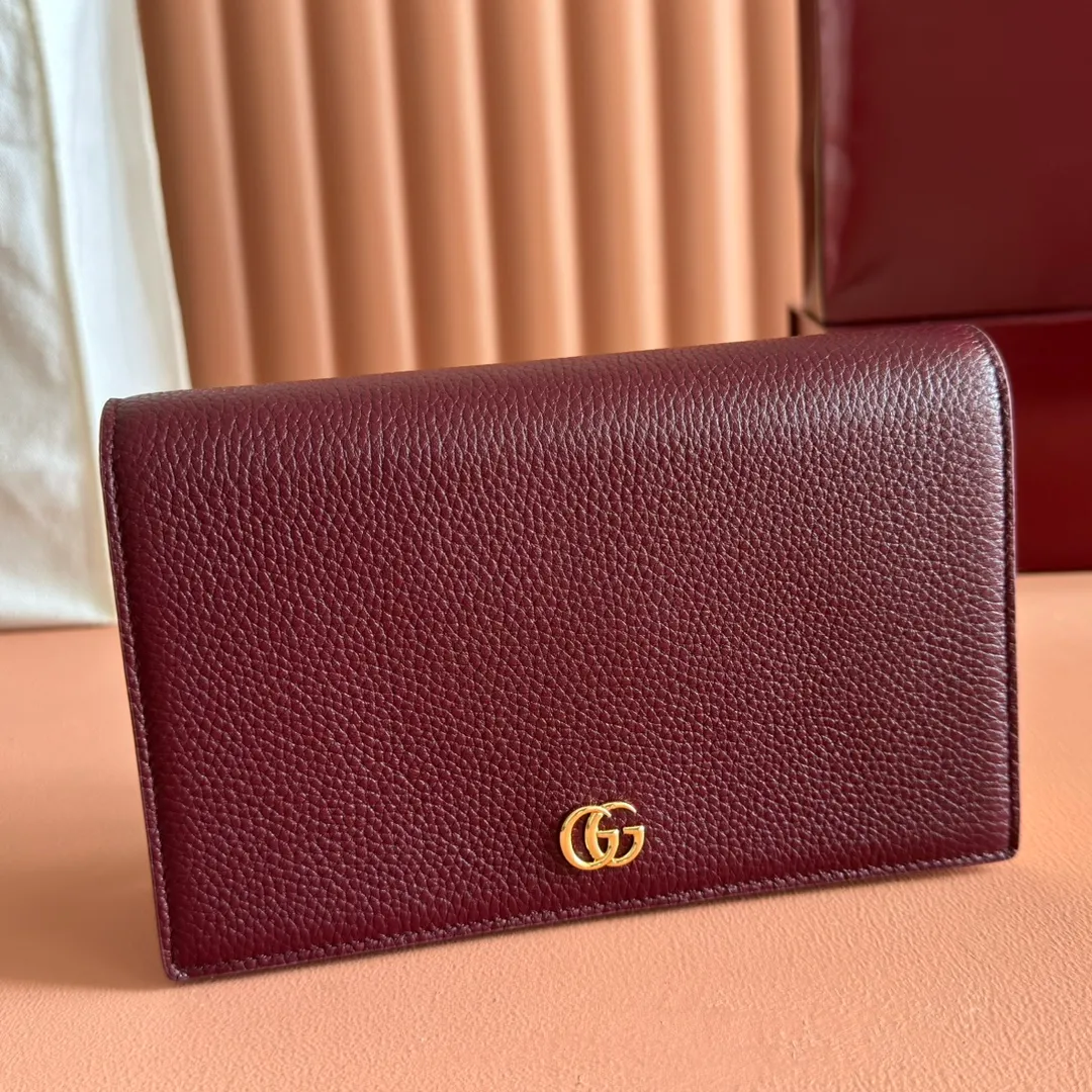 p700. 📣📣📣【Combined with original counter packaging】GG Marmont series This GG Marmont series chain bag is made of classic and durable black leather, adding another classic to the "Aria-Fashion Aria" series. The Double G accessory originates from the belt buckle design of the 1970s, and is reinterpreted on this wallet in tone-on-tone resin. The classic design is combined with a monochromatic color scheme to highlight the modern fashion style. Model: 497985. Size: 20*12.5*4cm. Color: Encore with powder