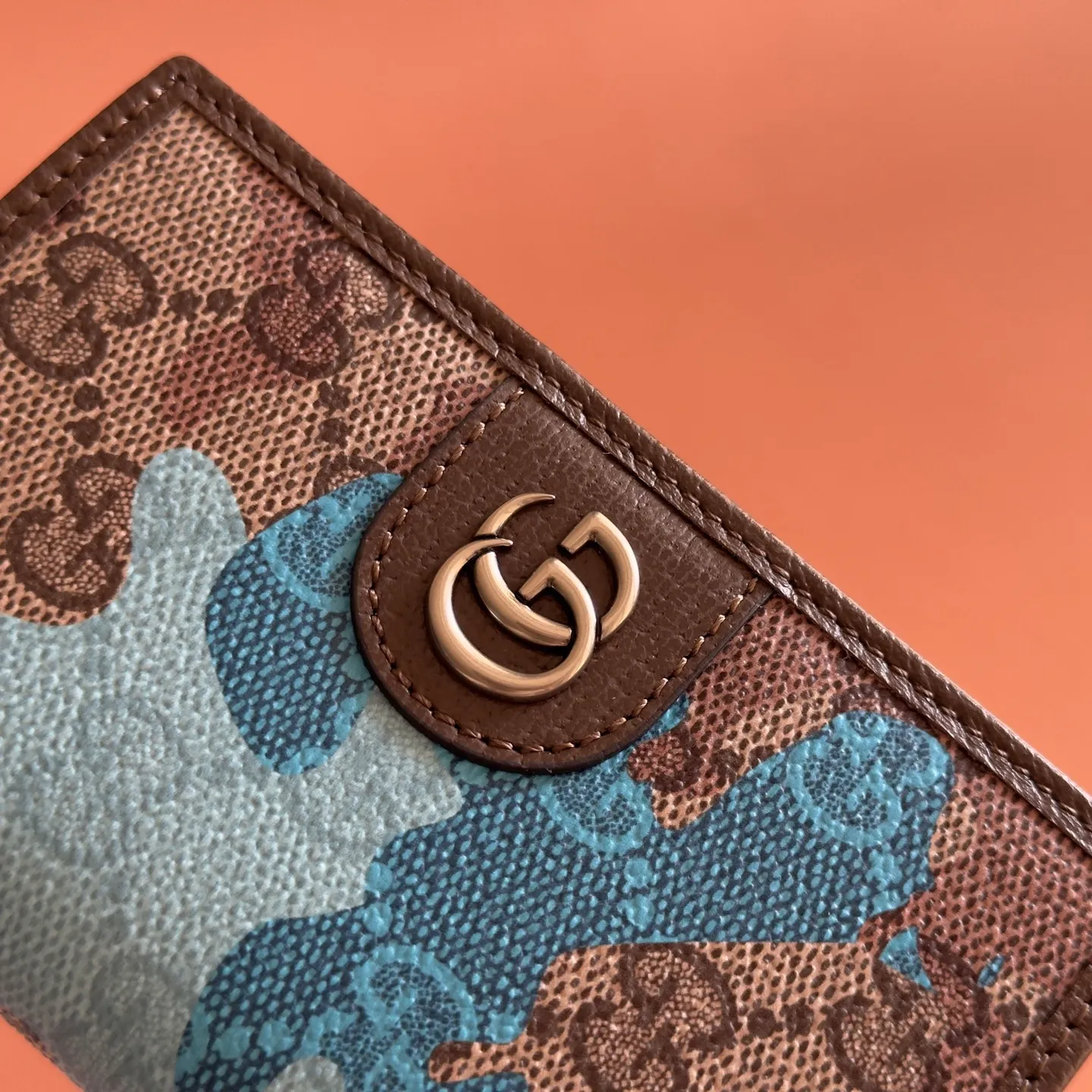 p380. 💋💋💋【With full set of original counter packaging】Vivid camouflage combined with unique color matching, a new interpretation of the classic GG pattern. This long card holder is crafted from coated fabric with a marbled GG monogram pattern and features Double G details. Green and yellow camouflage marbled GG coated fabric Brown leather trim Palladium-toned hardware Brown taffeta lining Double G Web detail Interior: 8 card compartments, 2 bill compartments Model: 834691. Dimensions when closed: 7.5cm (width) x 12cm (height); dimensions when open: 15cm (width) x 12cm (height) Weight: about 85g Color: blue camouflage/PVC. Made in Italy