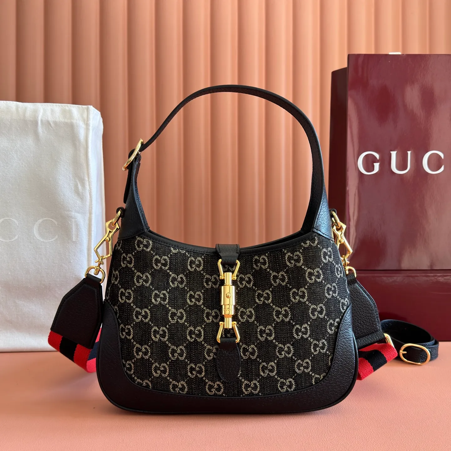 p1320. 📣📣📣【Original leather accessories🌈Full set of counter packaging】Gucci UN3AG 1294 product details. Gucci's "Aria-Fashion Aria" series uses modern techniques to reinterpret classics. The Jackie 1961 series has launched a new rectangular tote bag with soft texture and flexible structure. The archive design is paired with logo details such as the all-over GG pattern and striped webbing, and exquisite accessories pay tribute to Gucci's heritage. This small bag is trimmed in black leather and features the collection's signature gold-toned push-lock hardware. Black and ivory GG denim jacquard. Black leather trim. Model: 678843. Dimensions: 28x 19x 4.5cm. Color: black/denim.