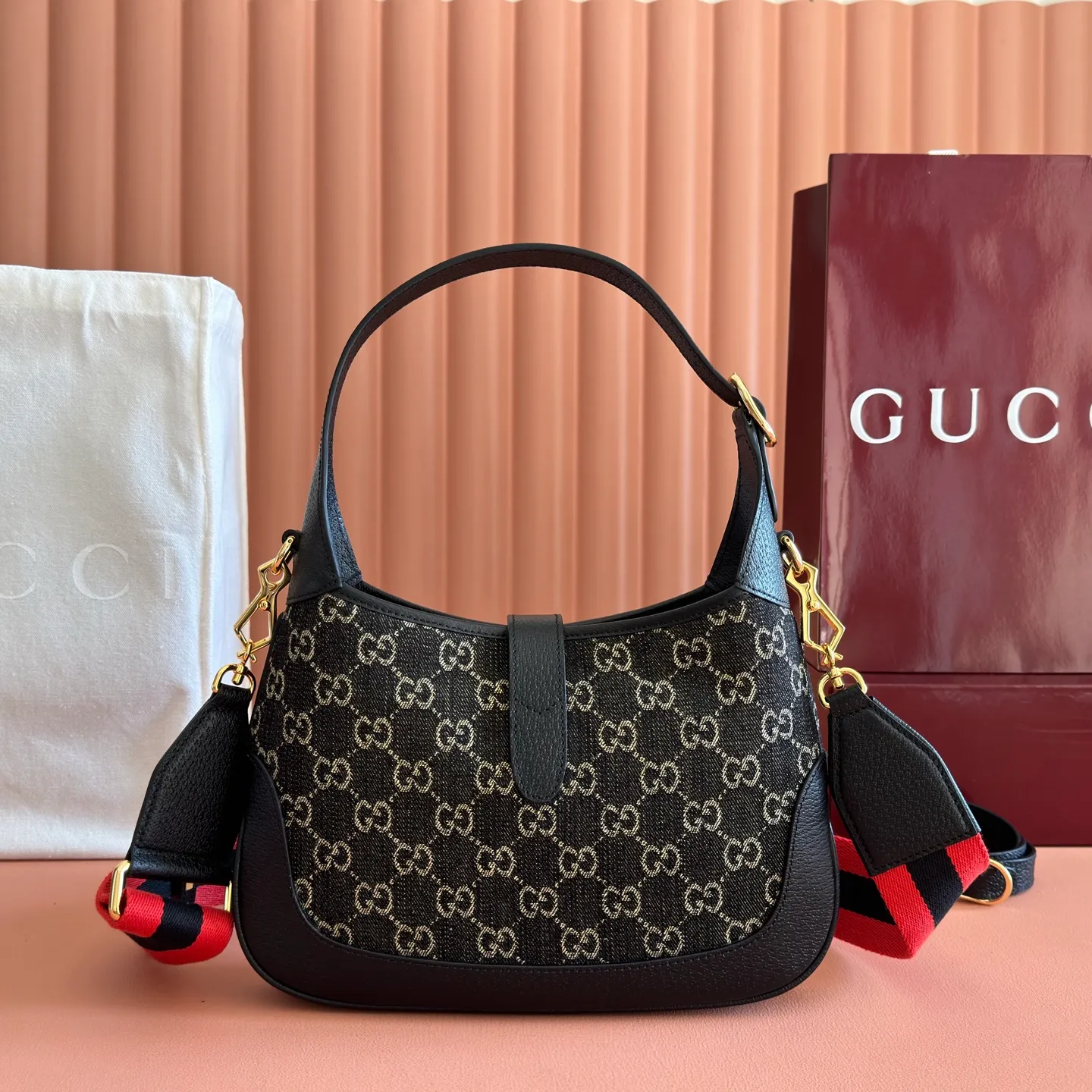 p1320. 📣📣📣【Original leather accessories🌈Full set of counter packaging】Gucci UN3AG 1294 product details. Gucci's "Aria-Fashion Aria" series uses modern techniques to reinterpret classics. The Jackie 1961 series has launched a new rectangular tote bag with soft texture and flexible structure. The archive design is paired with logo details such as the all-over GG pattern and striped webbing, and exquisite accessories pay tribute to Gucci's heritage. This small bag is trimmed in black leather and features the collection's signature gold-toned push-lock hardware. Black and ivory GG denim jacquard. Black leather trim. Model: 678843. Dimensions: 28x 19x 4.5cm. Color: black/denim.