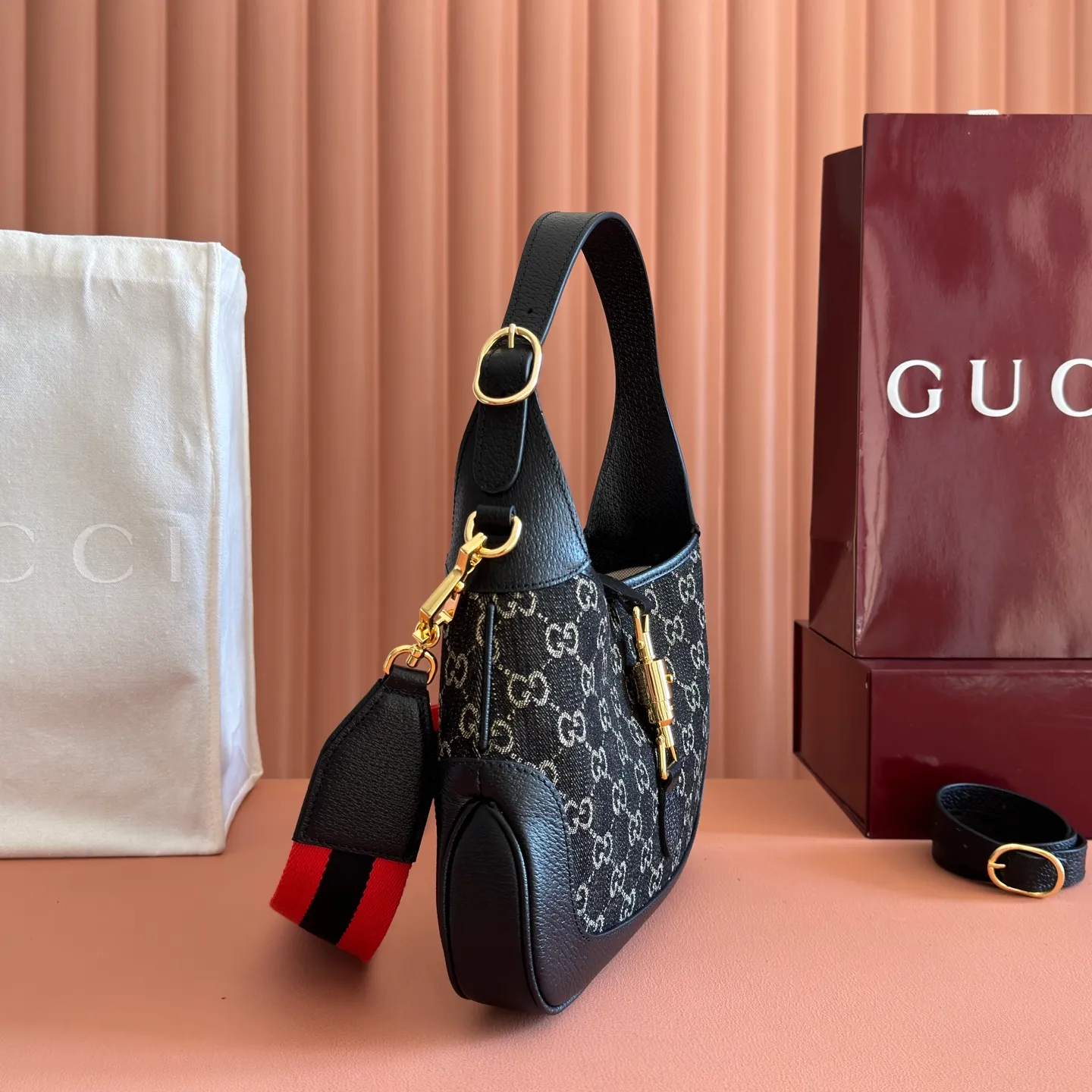 p1320. 📣📣📣【Original leather accessories🌈Full set of counter packaging】Gucci UN3AG 1294 product details. Gucci's "Aria-Fashion Aria" series uses modern techniques to reinterpret classics. The Jackie 1961 series has launched a new rectangular tote bag with soft texture and flexible structure. The archive design is paired with logo details such as the all-over GG pattern and striped webbing, and exquisite accessories pay tribute to Gucci's heritage. This small bag is trimmed in black leather and features the collection's signature gold-toned push-lock hardware. Black and ivory GG denim jacquard. Black leather trim. Model: 678843. Dimensions: 28x 19x 4.5cm. Color: black/denim.