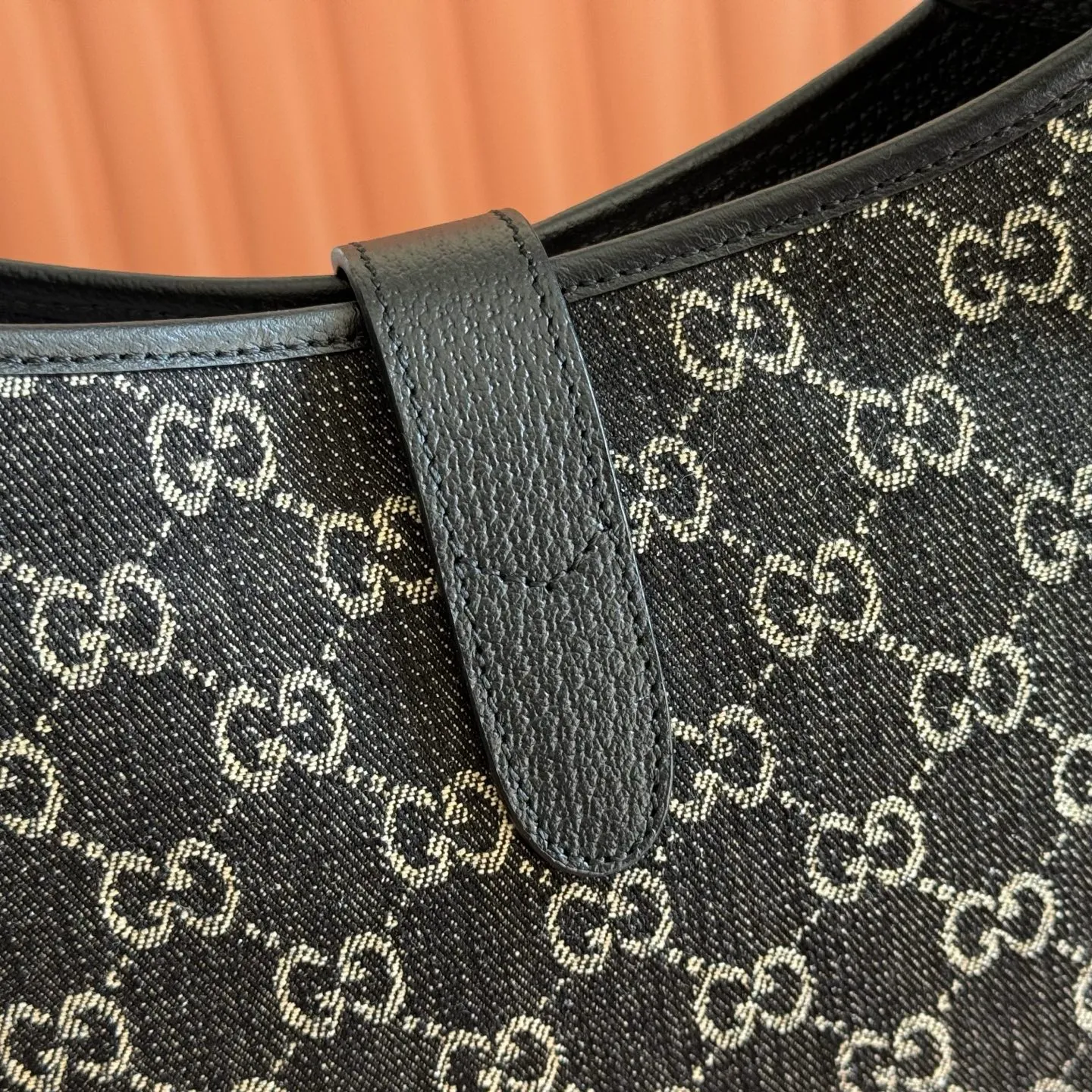 p1320. 📣📣📣【Original leather accessories🌈Full set of counter packaging】Gucci UN3AG 1294 product details. Gucci's "Aria-Fashion Aria" series uses modern techniques to reinterpret classics. The Jackie 1961 series has launched a new rectangular tote bag with soft texture and flexible structure. The archive design is paired with logo details such as the all-over GG pattern and striped webbing, and exquisite accessories pay tribute to Gucci's heritage. This small bag is trimmed in black leather and features the collection's signature gold-toned push-lock hardware. Black and ivory GG denim jacquard. Black leather trim. Model: 678843. Dimensions: 28x 19x 4.5cm. Color: black/denim.