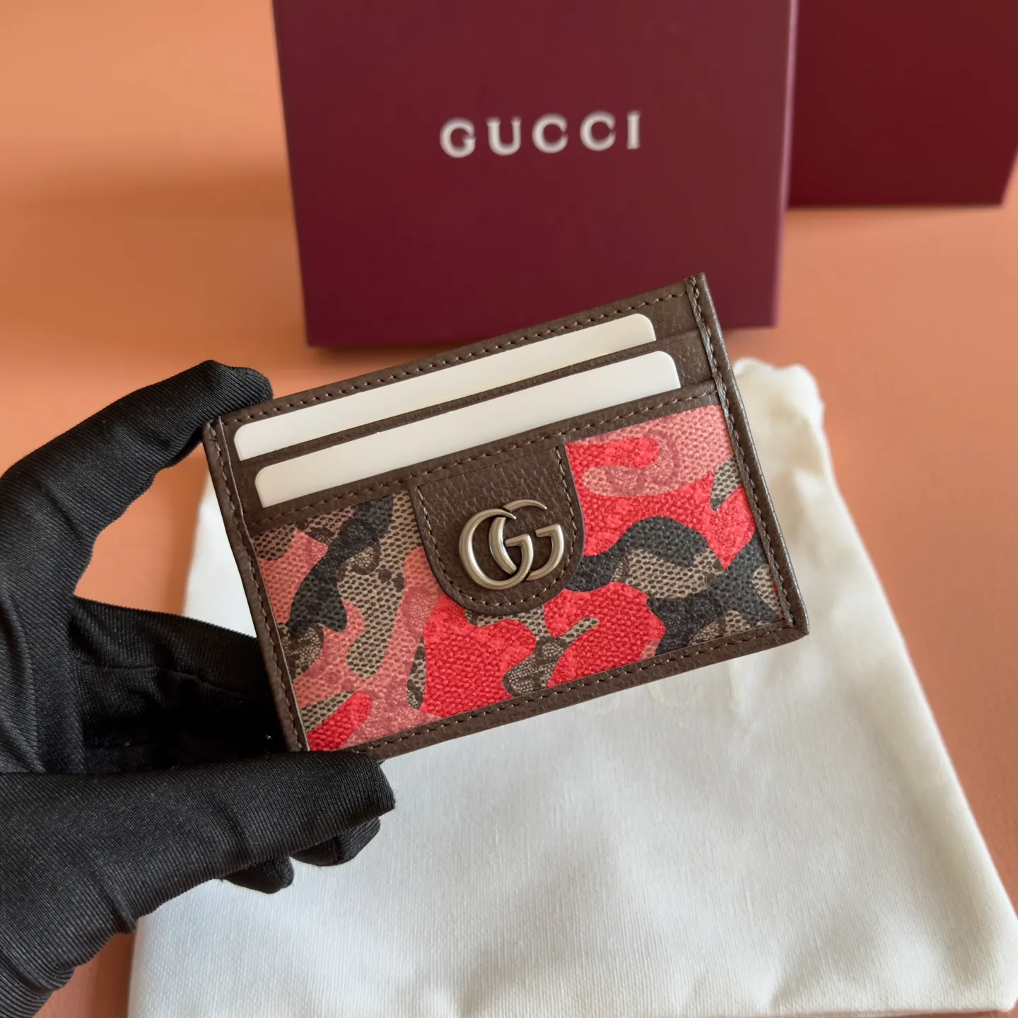 p300. 💋💋💋【With full set of original counter packaging】Vivid camouflage combined with unique color matching, a new interpretation of the classic GG pattern. This card holder is made of coated fabric with a marbled GG monogram pattern and features Double G details. Green and yellow camouflage marbled GG monogram coated fabric Brown leather trim Palladium tone hardware Brown taffeta lining Double G Web detail Interior: 1 open compartment Exterior: 4 card compartments Ident No.: 834795. Dimensions: 11cm (width) x 7cm (height) Weight: approx. 30g Red camouflage/PVC. Made in Italy