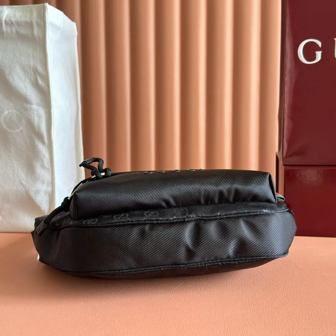 p900. 💋💋💋【With full set of original factory counter packaging】【New Product】Lightweight and durable GG nylon fabric is newly unveiled with new functions and eye-catching colors. It makes a stunning appearance on this shoulder bag, complementing the red and green webbing details. Black GG nylon Red and green web detail Tonal Gucci logo Black nylon lining Interior: 1 zip pocket External: 2 zip pockets Adjustable shoulder strap (adjustable from 85 cm to 113 cm) Zip closure Ref.: 838929. Dimensions: 34cm (W) x 15cm (H) x 10cm (D) Weight: Approx. 0.5kg Color: Black Pressed/Nylon Fabric. Made in Italy