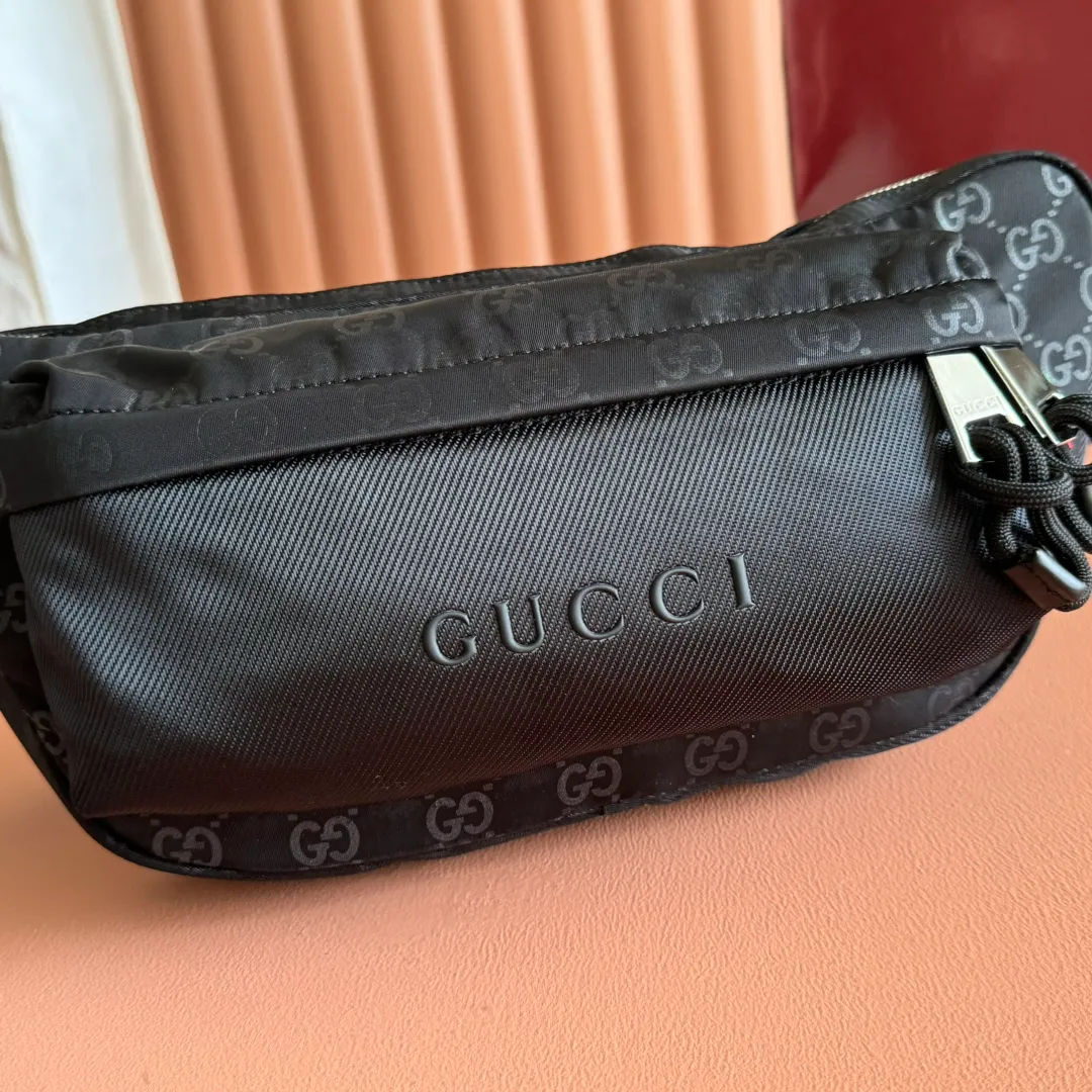 p900. 💋💋💋【With full set of original factory counter packaging】【New Product】Lightweight and durable GG nylon fabric is newly unveiled with new functions and eye-catching colors. It makes a stunning appearance on this shoulder bag, complementing the red and green webbing details. Black GG nylon Red and green web detail Tonal Gucci logo Black nylon lining Interior: 1 zip pocket External: 2 zip pockets Adjustable shoulder strap (adjustable from 85 cm to 113 cm) Zip closure Ref.: 838929. Dimensions: 34cm (W) x 15cm (H) x 10cm (D) Weight: Approx. 0.5kg Color: Black Pressed/Nylon Fabric. Made in Italy