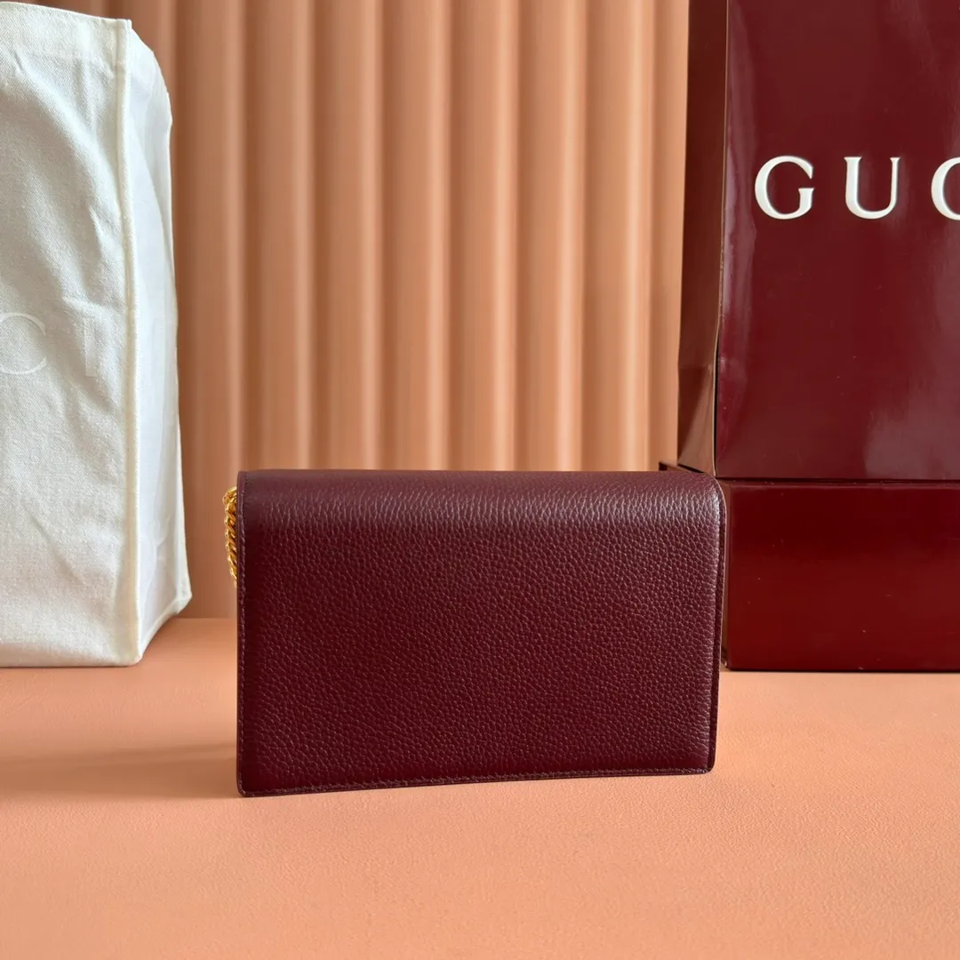 p700. 📣📣📣【Combined with original counter packaging】GG Marmont series This GG Marmont series chain bag is made of classic and durable black leather, adding another classic to the "Aria-Fashion Aria" series. The Double G accessory originates from the belt buckle design of the 1970s, and is reinterpreted on this wallet in tone-on-tone resin. The classic design is combined with a monochromatic color scheme to highlight the modern fashion style. Model: 497985. Size: 20*12.5*4cm. Color: Encore with powder