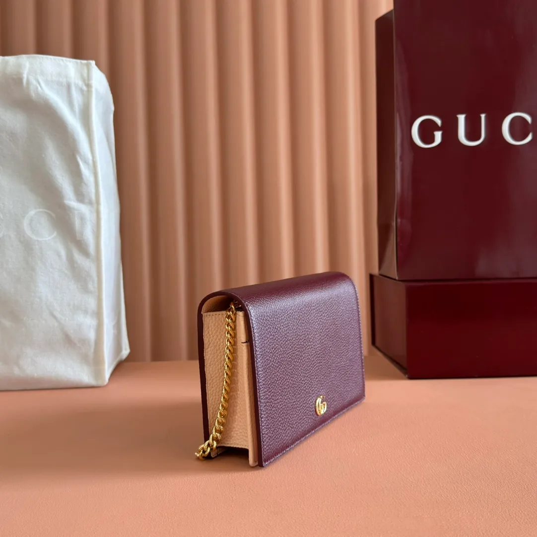 p700. 📣📣📣【Combined with original counter packaging】GG Marmont series This GG Marmont series chain bag is made of classic and durable black leather, adding another classic to the "Aria-Fashion Aria" series. The Double G accessory originates from the belt buckle design of the 1970s, and is reinterpreted on this wallet in tone-on-tone resin. The classic design is combined with a monochromatic color scheme to highlight the modern fashion style. Model: 497985. Size: 20*12.5*4cm. Color: Encore with powder