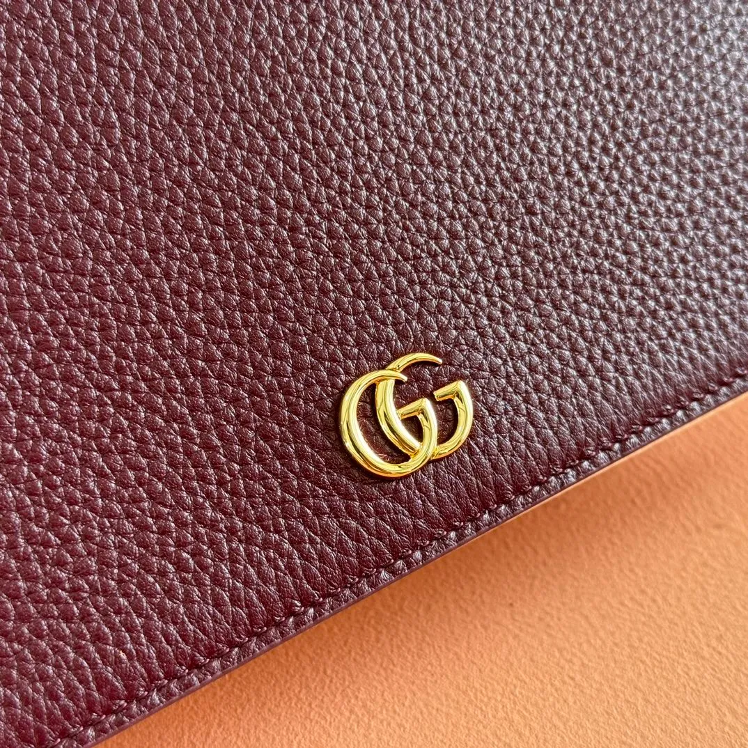 p700. 📣📣📣【Combined with original counter packaging】GG Marmont series This GG Marmont series chain bag is made of classic and durable black leather, adding another classic to the "Aria-Fashion Aria" series. The Double G accessory originates from the belt buckle design of the 1970s, and is reinterpreted on this wallet in tone-on-tone resin. The classic design is combined with a monochromatic color scheme to highlight the modern fashion style. Model: 497985. Size: 20*12.5*4cm. Color: Encore with powder