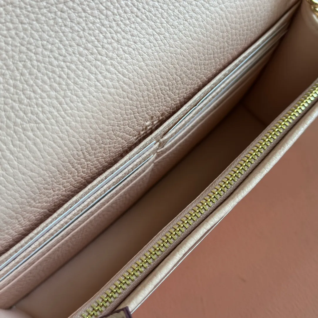 p700. 📣📣📣【Combined with original counter packaging】GG Marmont series This GG Marmont series chain bag is made of classic and durable black leather, adding another classic to the "Aria-Fashion Aria" series. The Double G accessory originates from the belt buckle design of the 1970s, and is reinterpreted on this wallet in tone-on-tone resin. The classic design is combined with a monochromatic color scheme to highlight the modern fashion style. Model: 497985. Size: 20*12.5*4cm. Color: Encore with powder