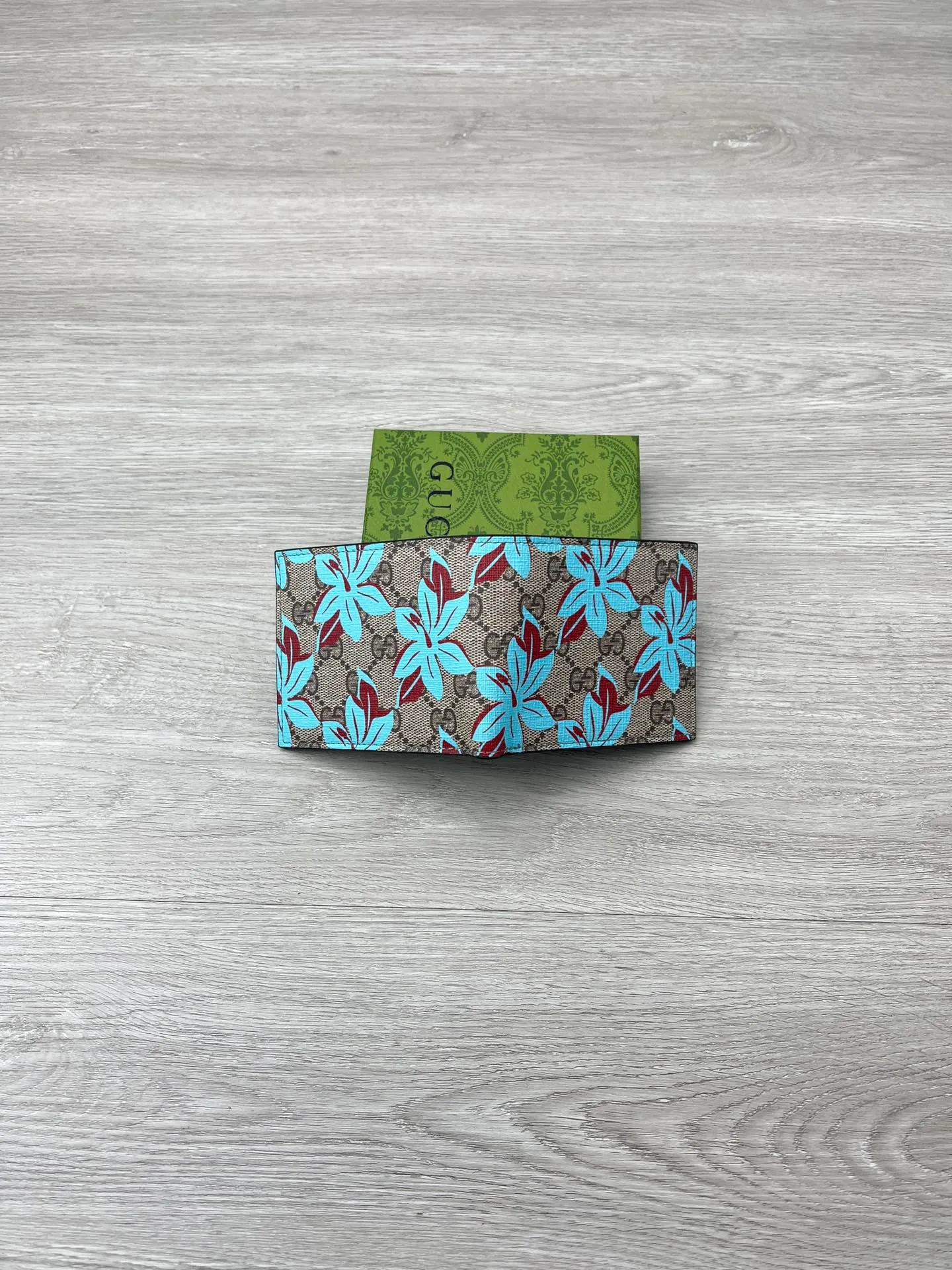 💰120✨ GUCCI ✨ Supreme canvas makes a stunning appearance in the 2025 early autumn series, renovating the new floral print in blue tones. This beige and dark brown bifold wallet features a contemporary floral pattern and GG logo. ·Beige and dark brown GG Supreme canvas all-over blue flower print moire fabric lining Interior: 4 card compartments, 2 banknote compartments Model: 841146 Size: 11*10*1:5cm Color: Coffee