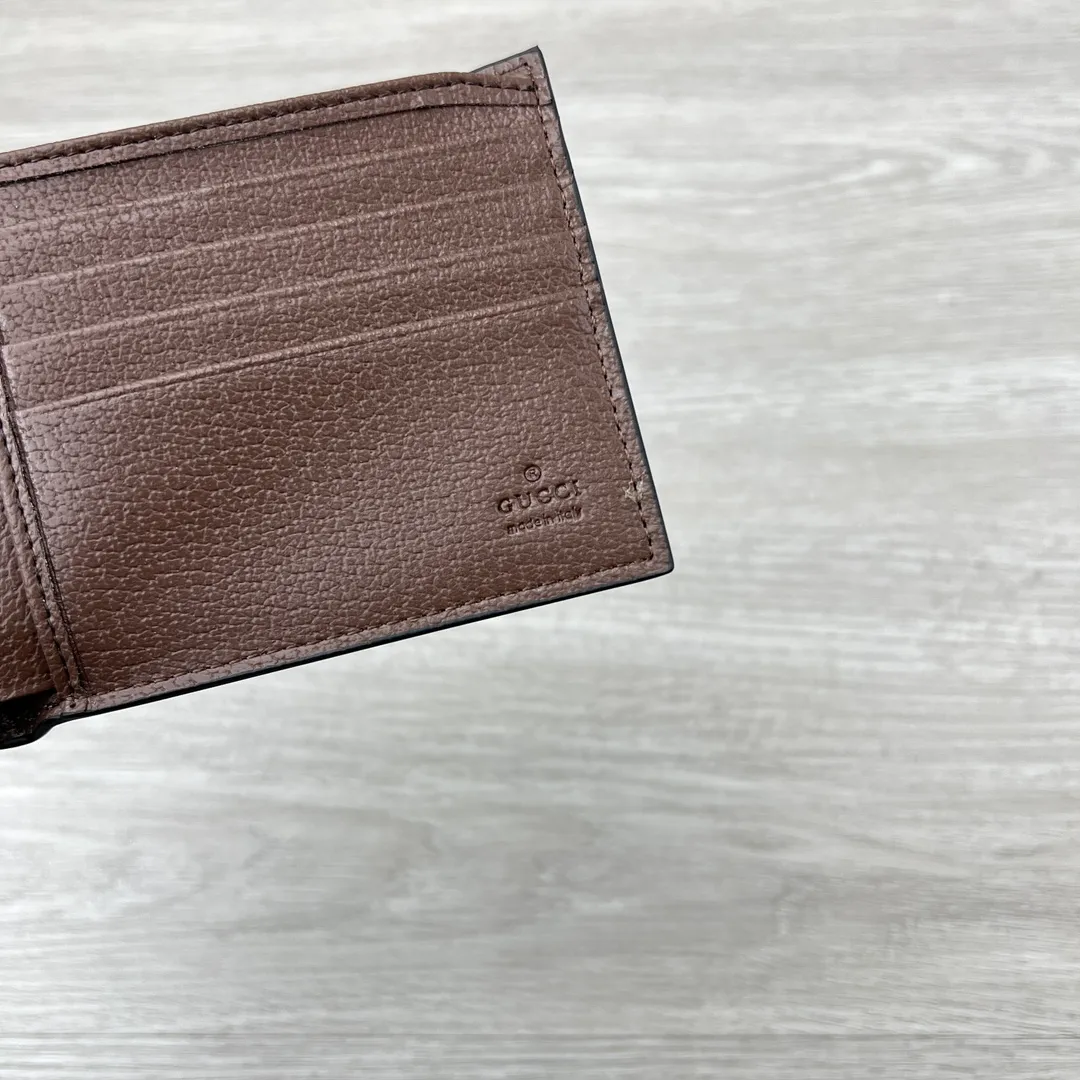 💰120✨ GUCCI ✨ Supreme canvas makes a stunning appearance in the 2025 early autumn series, renovating the new floral print in blue tones. This beige and dark brown bifold wallet features a contemporary floral pattern and GG logo. ·Beige and dark brown GG Supreme canvas all-over blue flower print moire fabric lining Interior: 4 card compartments, 2 banknote compartments Model: 841146 Size: 11*10*1:5cm Color: Coffee