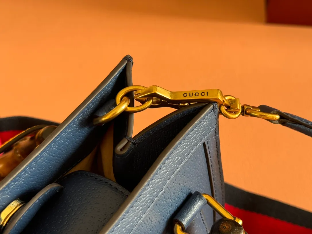 p1420. 📣📣📣【Original leather with complete packaging】🔥🔥Mini tote bag combines two recognizable brand elements, bamboo handles and double G accessories. The blue leather material and two khaki buckles complement each other, highlighting the smart and elegant temperament. Mini size: 20*16*10cm Model: 702732.