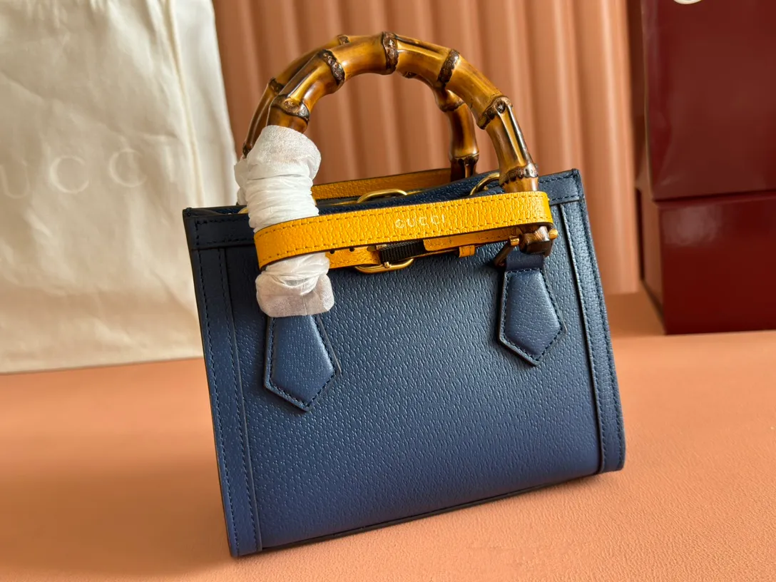p1420. 📣📣📣【Original leather with complete packaging】🔥🔥Mini tote bag combines two recognizable brand elements, bamboo handles and double G accessories. The blue leather material and two khaki buckles complement each other, highlighting the smart and elegant temperament. Mini size: 20*16*10cm Model: 702732.