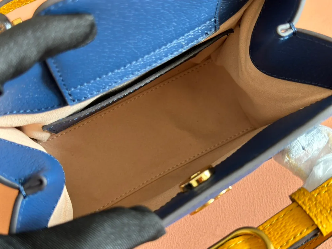 p1420. 📣📣📣【Original leather with complete packaging】🔥🔥Mini tote bag combines two recognizable brand elements, bamboo handles and double G accessories. The blue leather material and two khaki buckles complement each other, highlighting the smart and elegant temperament. Mini size: 20*16*10cm Model: 702732.
