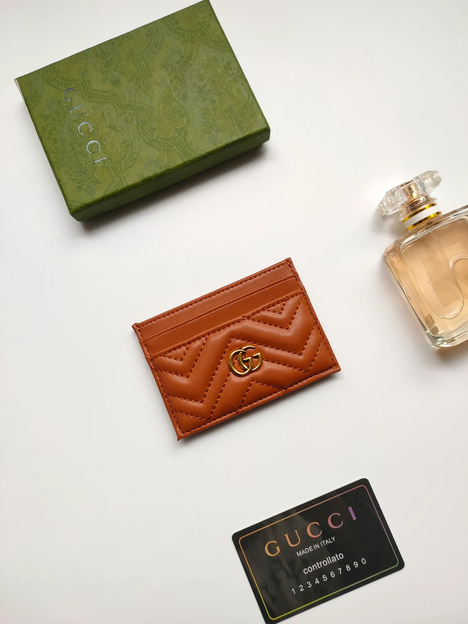¥90💰GUCCI’s new women’s card holder. GG Marmont card holder. Made of calfskin, quilted humanoid pattern and crafted with top-grade overseas hardware. Style number: 443127 full leather. GG Marmont card holder! Size: W10xH7cm. Comes with packaging box.