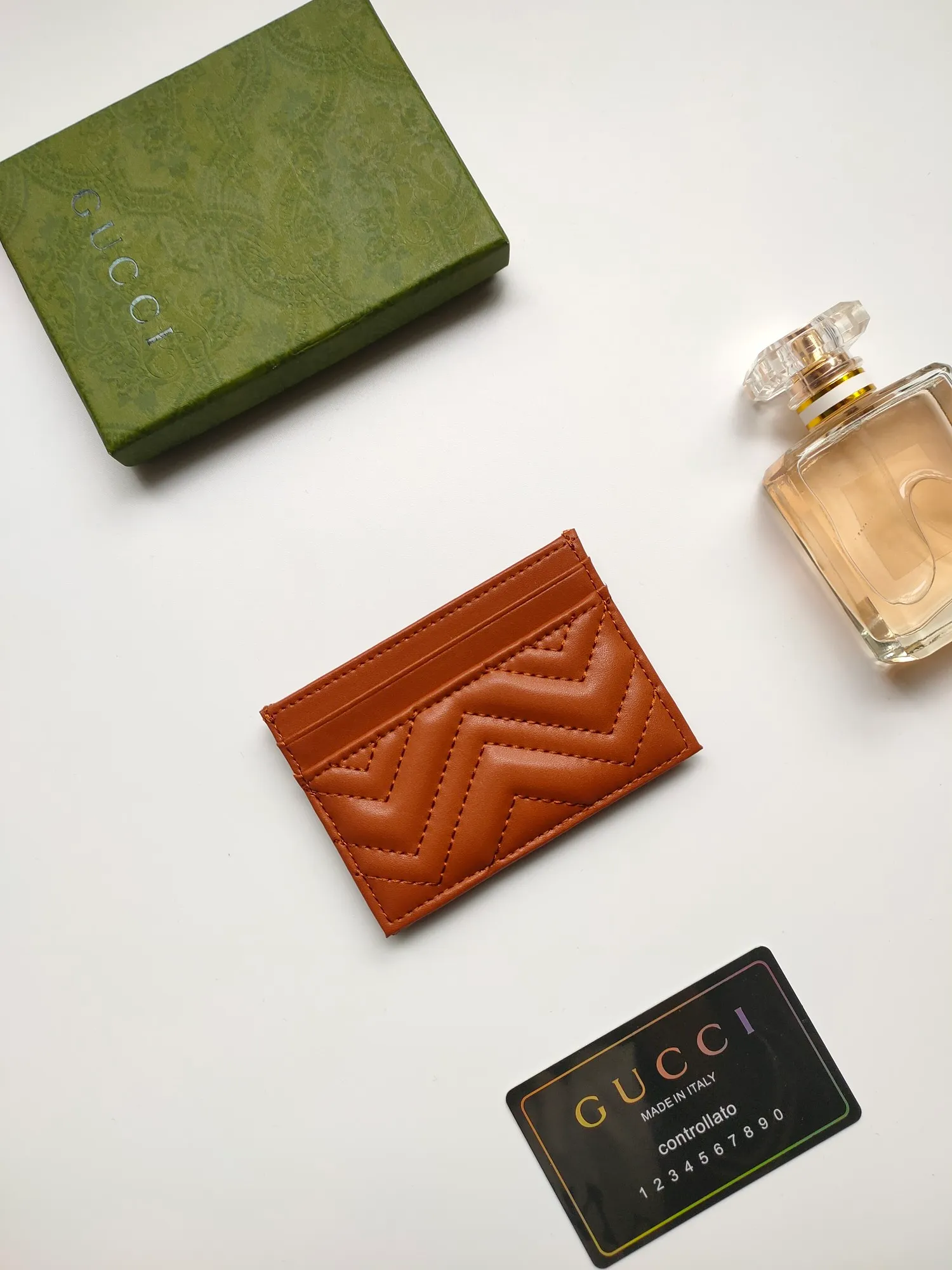 ¥90💰GUCCI’s new women’s card holder. GG Marmont card holder. Made of calfskin, quilted humanoid pattern and crafted with top-grade overseas hardware. Style number: 443127 full leather. GG Marmont card holder! Size: W10xH7cm. Comes with packaging box.