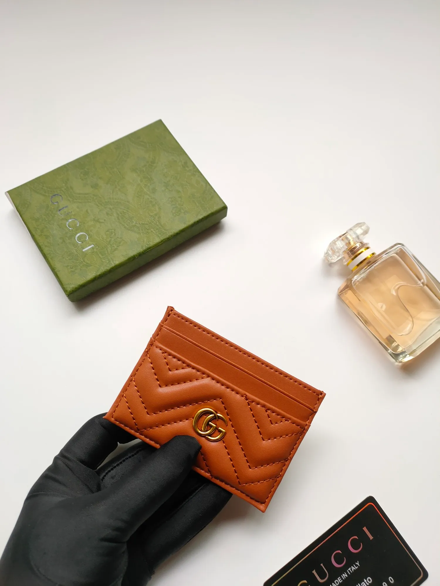 ¥90💰GUCCI’s new women’s card holder. GG Marmont card holder. Made of calfskin, quilted humanoid pattern and crafted with top-grade overseas hardware. Style number: 443127 full leather. GG Marmont card holder! Size: W10xH7cm. Comes with packaging box.