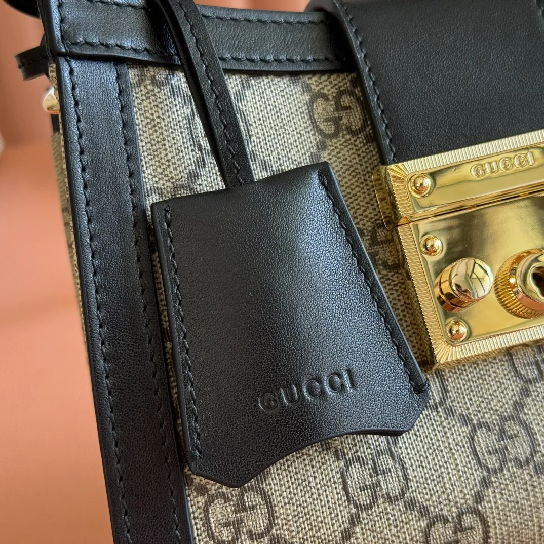 p1100. 💋💋💋"With full set of original counter packaging" [New product] Padlock series makes a stunning appearance in the 2025 early autumn series with modern silhouettes, unlocking multiple carrying methods. This style can be worn by hand or cross-body and has a web lining that pays homage to the brand's signature elements. Beige and dark brown GG monogram coated fabric Brown leather trim Light gold tone hardware Red and green web cotton lining Interior: One open pocket External: One open pocket Padlock closure with leather keychain Ident No.: 841653. Dimensions: 20cm (width) x 13.5cm (height) x 8cm (depth) Weight: approx. 0.6kg Color: Pink/PVC.