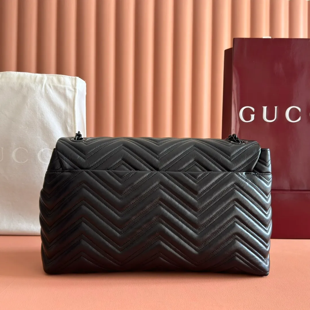 p1960. 💋💋💋【With full set of original counter packaging】2025 autumn and winter series, the brand's iconic GG Marmont series is ingeniously integrated with classic double G elements and faceted chain straps, creating a soft yet crisp silhouette design. This piece is crafted from soft, lightweight quilted V-shaped calfskin leather and features tonal enamel hardware and chain. Black soft lightweight quilted V-shaped calfskin leather. Tonal enamel hardware and chain. Black rayon lining. Double G. Interior: Zippered pocket. Exterior: Back open pocket. Magnetic closure. Ident.: 850659. Dimensions: 37.5cm (W) x 21cm (H) x 9cm (D) Color: Black/Soft Leather. Made in Italy