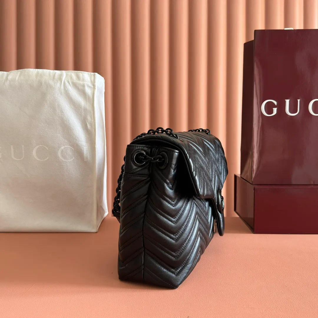 p1960. 💋💋💋【With full set of original counter packaging】2025 autumn and winter series, the brand's iconic GG Marmont series is ingeniously integrated with classic double G elements and faceted chain straps, creating a soft yet crisp silhouette design. This piece is crafted from soft, lightweight quilted V-shaped calfskin leather and features tonal enamel hardware and chain. Black soft lightweight quilted V-shaped calfskin leather. Tonal enamel hardware and chain. Black rayon lining. Double G. Interior: Zippered pocket. Exterior: Back open pocket. Magnetic closure. Ident.: 850659. Dimensions: 37.5cm (W) x 21cm (H) x 9cm (D) Color: Black/Soft Leather. Made in Italy