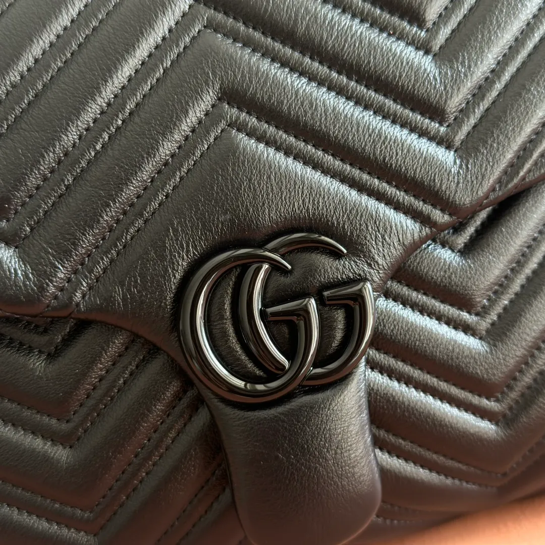 p1960. 💋💋💋【With full set of original counter packaging】2025 autumn and winter series, the brand's iconic GG Marmont series is ingeniously integrated with classic double G elements and faceted chain straps, creating a soft yet crisp silhouette design. This piece is crafted from soft, lightweight quilted V-shaped calfskin leather and features tonal enamel hardware and chain. Black soft lightweight quilted V-shaped calfskin leather. Tonal enamel hardware and chain. Black rayon lining. Double G. Interior: Zippered pocket. Exterior: Back open pocket. Magnetic closure. Ident.: 850659. Dimensions: 37.5cm (W) x 21cm (H) x 9cm (D) Color: Black/Soft Leather. Made in Italy