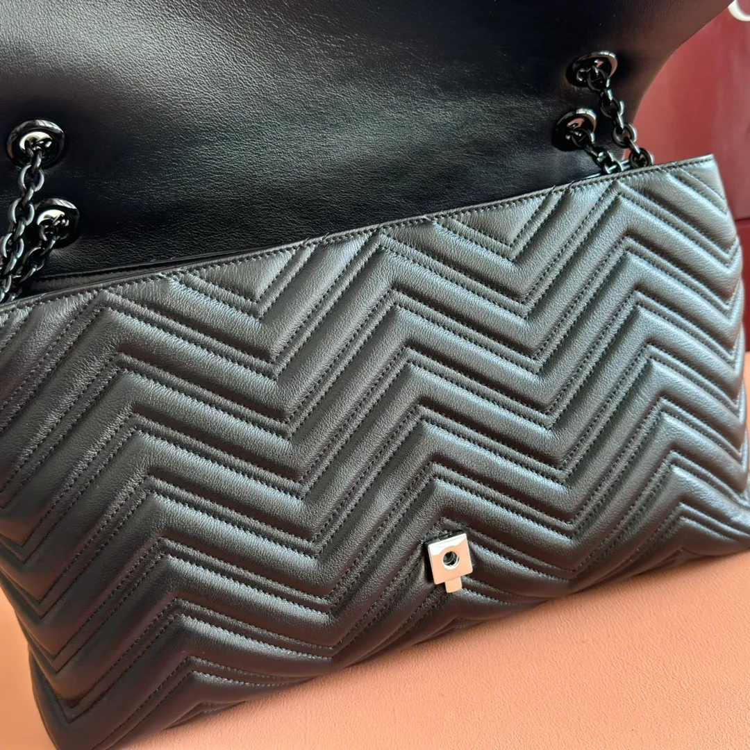 p1960. 💋💋💋【With full set of original counter packaging】2025 autumn and winter series, the brand's iconic GG Marmont series is ingeniously integrated with classic double G elements and faceted chain straps, creating a soft yet crisp silhouette design. This piece is crafted from soft, lightweight quilted V-shaped calfskin leather and features tonal enamel hardware and chain. Black soft lightweight quilted V-shaped calfskin leather. Tonal enamel hardware and chain. Black rayon lining. Double G. Interior: Zippered pocket. Exterior: Back open pocket. Magnetic closure. Ident.: 850659. Dimensions: 37.5cm (W) x 21cm (H) x 9cm (D) Color: Black/Soft Leather. Made in Italy