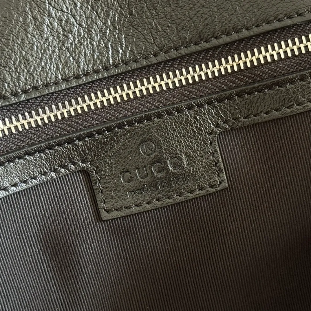 p1960. 💋💋💋【With full set of original counter packaging】2025 autumn and winter series, the brand's iconic GG Marmont series is ingeniously integrated with classic double G elements and faceted chain straps, creating a soft yet crisp silhouette design. This piece is crafted from soft, lightweight quilted V-shaped calfskin leather and features tonal enamel hardware and chain. Black soft lightweight quilted V-shaped calfskin leather. Tonal enamel hardware and chain. Black rayon lining. Double G. Interior: Zippered pocket. Exterior: Back open pocket. Magnetic closure. Ident.: 850659. Dimensions: 37.5cm (W) x 21cm (H) x 9cm (D) Color: Black/Soft Leather. Made in Italy