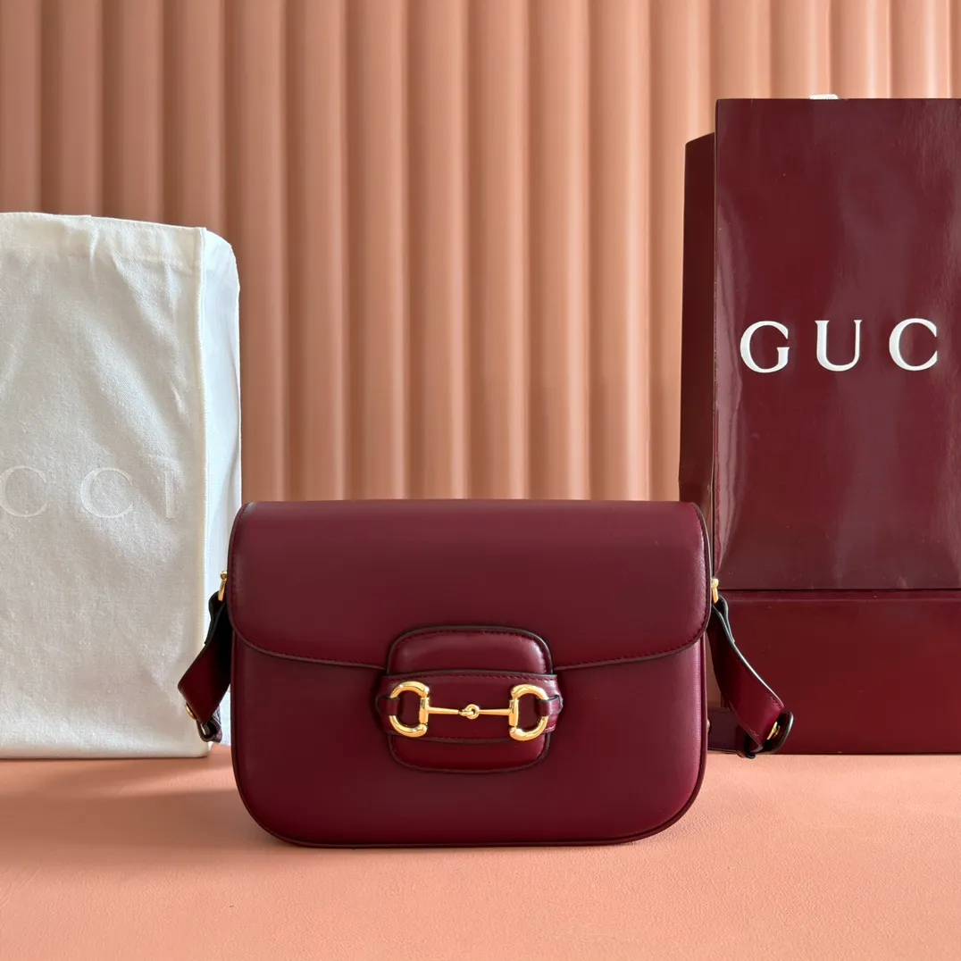 p1580. 💋💋💋【With full set of original counter packaging】2025 autumn and winter series, this shoulder bag reproduces the brand's equestrian style design, integrating light golden tone details and smooth soft leather, with double rings and long accessories, adding to the Gucci Horsebit 1955 series. White soft leather Gold-tone hardware White leather lining Horsebit closure Interior: One open pocket Triple-stitched compartments Adjustable shoulder strap Height: 28cm – 50cm; Length: 71cm – 114cm Model number: 847063. Dimensions: 26cm (width) x 17.5cm (height) x 10cm (depth) Weight: approx. 0.85kg Color: Anchor soft leather. Made in Italy