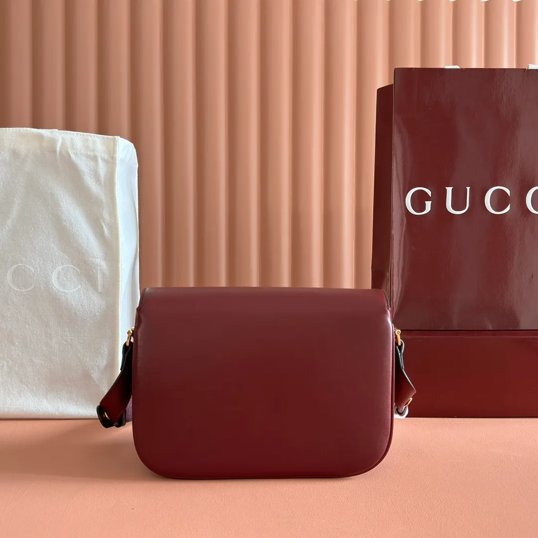 p1580. 💋💋💋【With full set of original counter packaging】2025 autumn and winter series, this shoulder bag reproduces the brand's equestrian style design, integrating light golden tone details and smooth soft leather, with double rings and long accessories, adding to the Gucci Horsebit 1955 series. White soft leather Gold-tone hardware White leather lining Horsebit closure Interior: One open pocket Triple-stitched compartments Adjustable shoulder strap Height: 28cm – 50cm; Length: 71cm – 114cm Model number: 847063. Dimensions: 26cm (width) x 17.5cm (height) x 10cm (depth) Weight: approx. 0.85kg Color: Anchor soft leather. Made in Italy