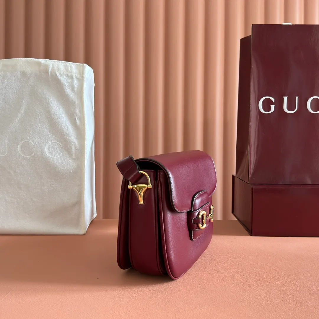 p1580. 💋💋💋【With full set of original counter packaging】2025 autumn and winter series, this shoulder bag reproduces the brand's equestrian style design, integrating light golden tone details and smooth soft leather, with double rings and long accessories, adding to the Gucci Horsebit 1955 series. White soft leather Gold-tone hardware White leather lining Horsebit closure Interior: One open pocket Triple-stitched compartments Adjustable shoulder strap Height: 28cm – 50cm; Length: 71cm – 114cm Model number: 847063. Dimensions: 26cm (width) x 17.5cm (height) x 10cm (depth) Weight: approx. 0.85kg Color: Anchor soft leather. Made in Italy
