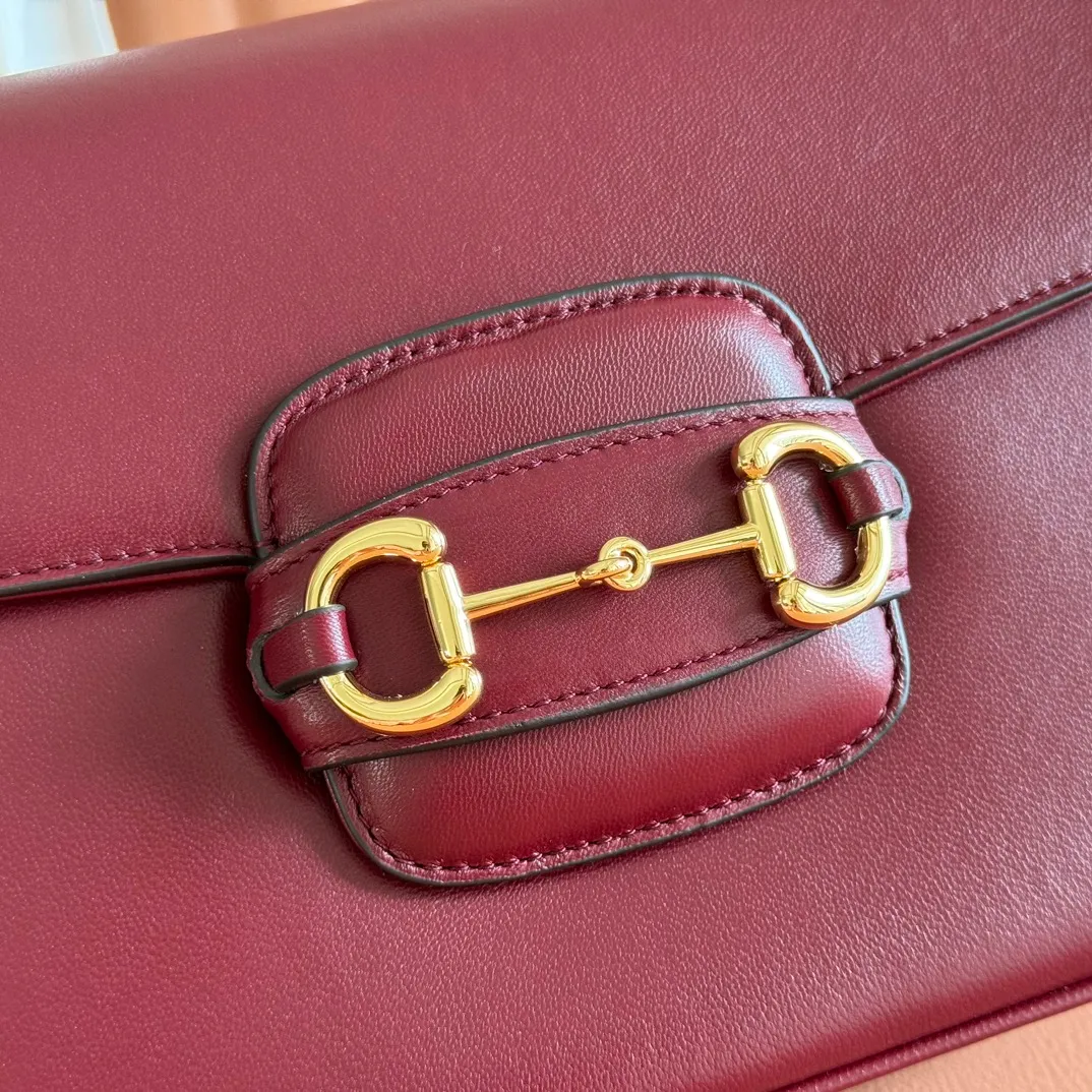 p1580. 💋💋💋【With full set of original counter packaging】2025 autumn and winter series, this shoulder bag reproduces the brand's equestrian style design, integrating light golden tone details and smooth soft leather, with double rings and long accessories, adding to the Gucci Horsebit 1955 series. White soft leather Gold-tone hardware White leather lining Horsebit closure Interior: One open pocket Triple-stitched compartments Adjustable shoulder strap Height: 28cm – 50cm; Length: 71cm – 114cm Model number: 847063. Dimensions: 26cm (width) x 17.5cm (height) x 10cm (depth) Weight: approx. 0.85kg Color: Anchor soft leather. Made in Italy