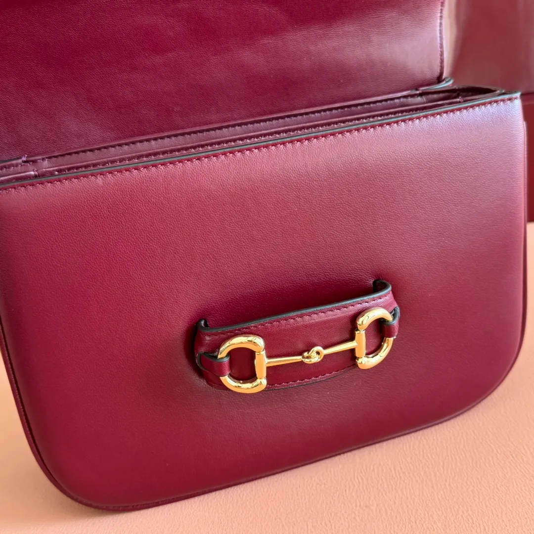 p1580. 💋💋💋【With full set of original counter packaging】2025 autumn and winter series, this shoulder bag reproduces the brand's equestrian style design, integrating light golden tone details and smooth soft leather, with double rings and long accessories, adding to the Gucci Horsebit 1955 series. White soft leather Gold-tone hardware White leather lining Horsebit closure Interior: One open pocket Triple-stitched compartments Adjustable shoulder strap Height: 28cm – 50cm; Length: 71cm – 114cm Model number: 847063. Dimensions: 26cm (width) x 17.5cm (height) x 10cm (depth) Weight: approx. 0.85kg Color: Anchor soft leather. Made in Italy