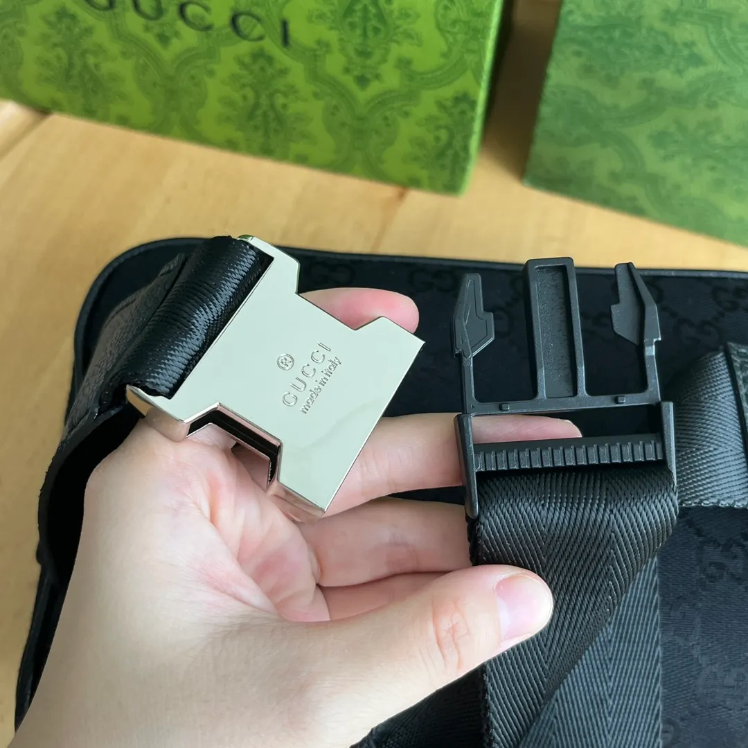 Actual shot #💰220 Style number: 449174 apricot black Size: 22.5*15*4 Gucci canvas and leather double G printed zipper bag 🉑️Made as a chest bag🉑️Made as a waist bag Can be worn cross-body for both men and women, light to carry when going out, enough for daily necessities
