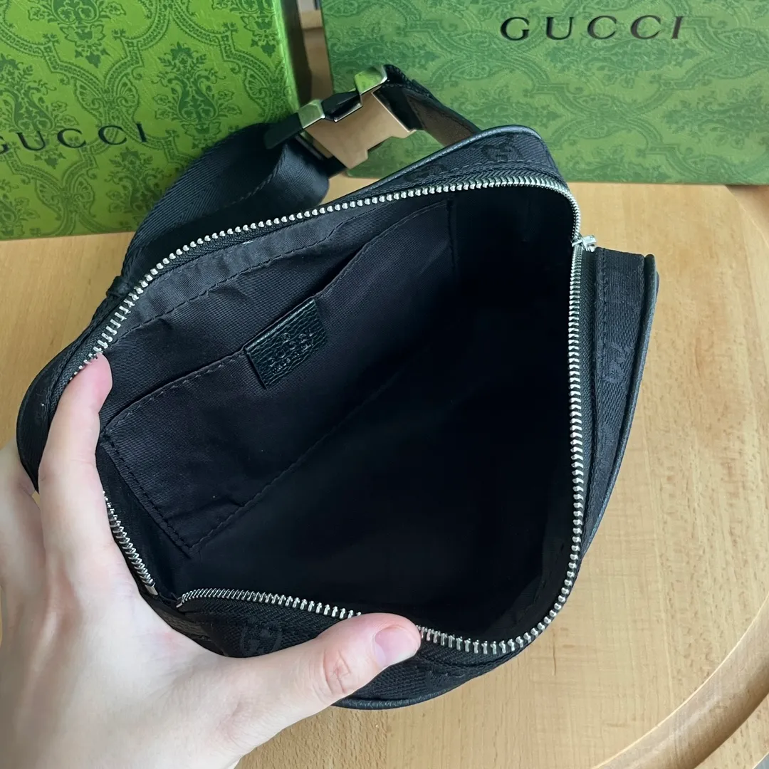 Actual shot #💰220 Style number: 449174 apricot black Size: 22.5*15*4 Gucci canvas and leather double G printed zipper bag 🉑️Made as a chest bag🉑️Made as a waist bag Can be worn cross-body for both men and women, light to carry when going out, enough for daily necessities