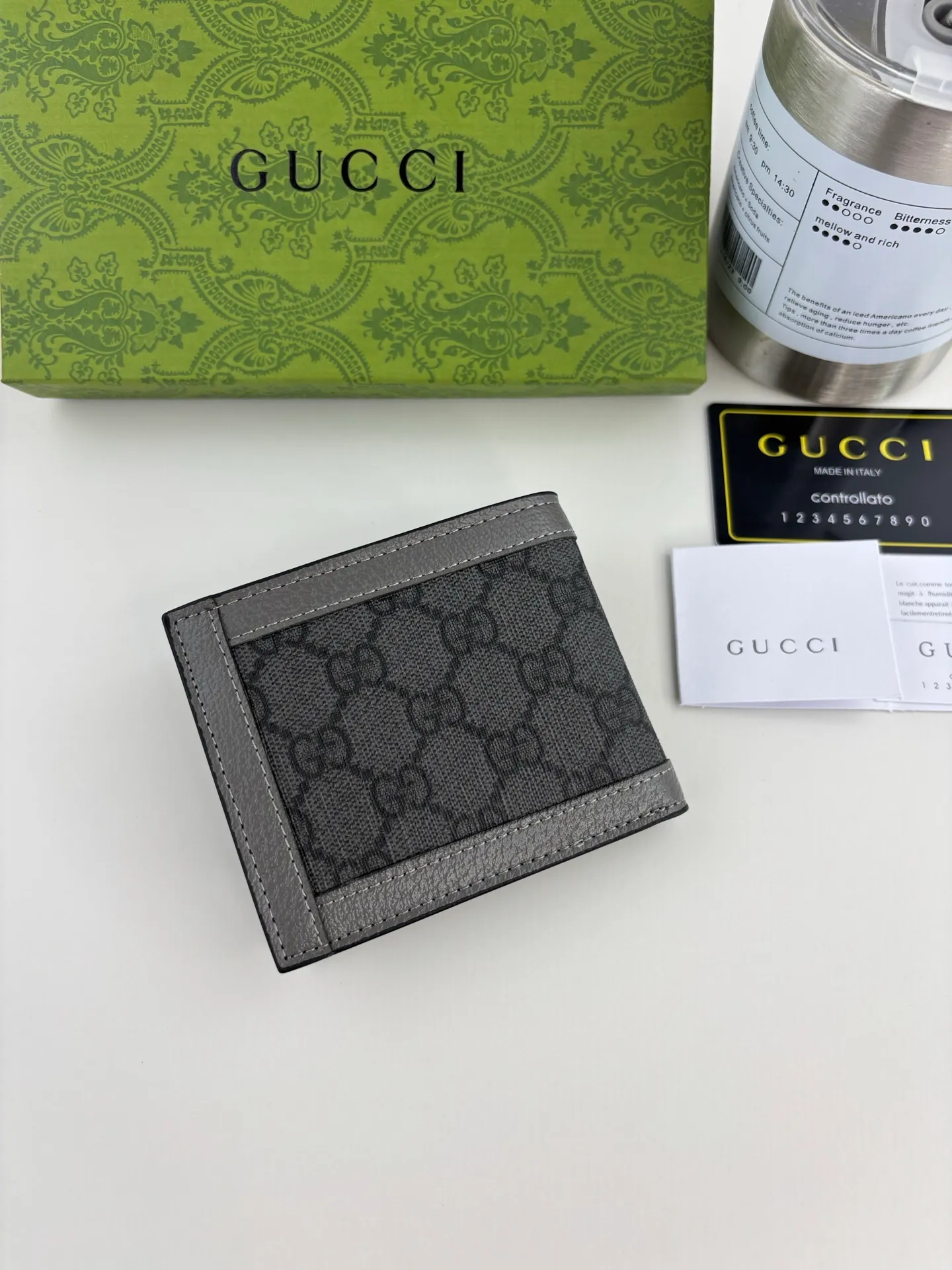 💰120 GUCCl Ophidia series card holder, the GG logo evolved from the Gucci diamond pattern that appeared in the 1930s, and has since become the traditional essence of Gucci. This new Ophidia series card holder uses this recognizable pattern on gray material. Double G hardware completes the look, in gray GG Supreme canvas with gray leather piping and palladium tone hardware, Double G. Style number: 597609 Size: 8cm x 10cm x 2cm Color: Gray