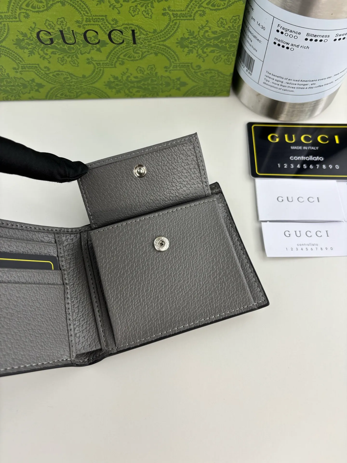 💰120 GUCCl Ophidia series card holder, the GG logo evolved from the Gucci diamond pattern that appeared in the 1930s, and has since become the traditional essence of Gucci. This new Ophidia series card holder uses this recognizable pattern on gray material. Double G hardware completes the look, in gray GG Supreme canvas with gray leather piping and palladium tone hardware, Double G. Style number: 597609 Size: 8cm x 10cm x 2cm Color: Gray