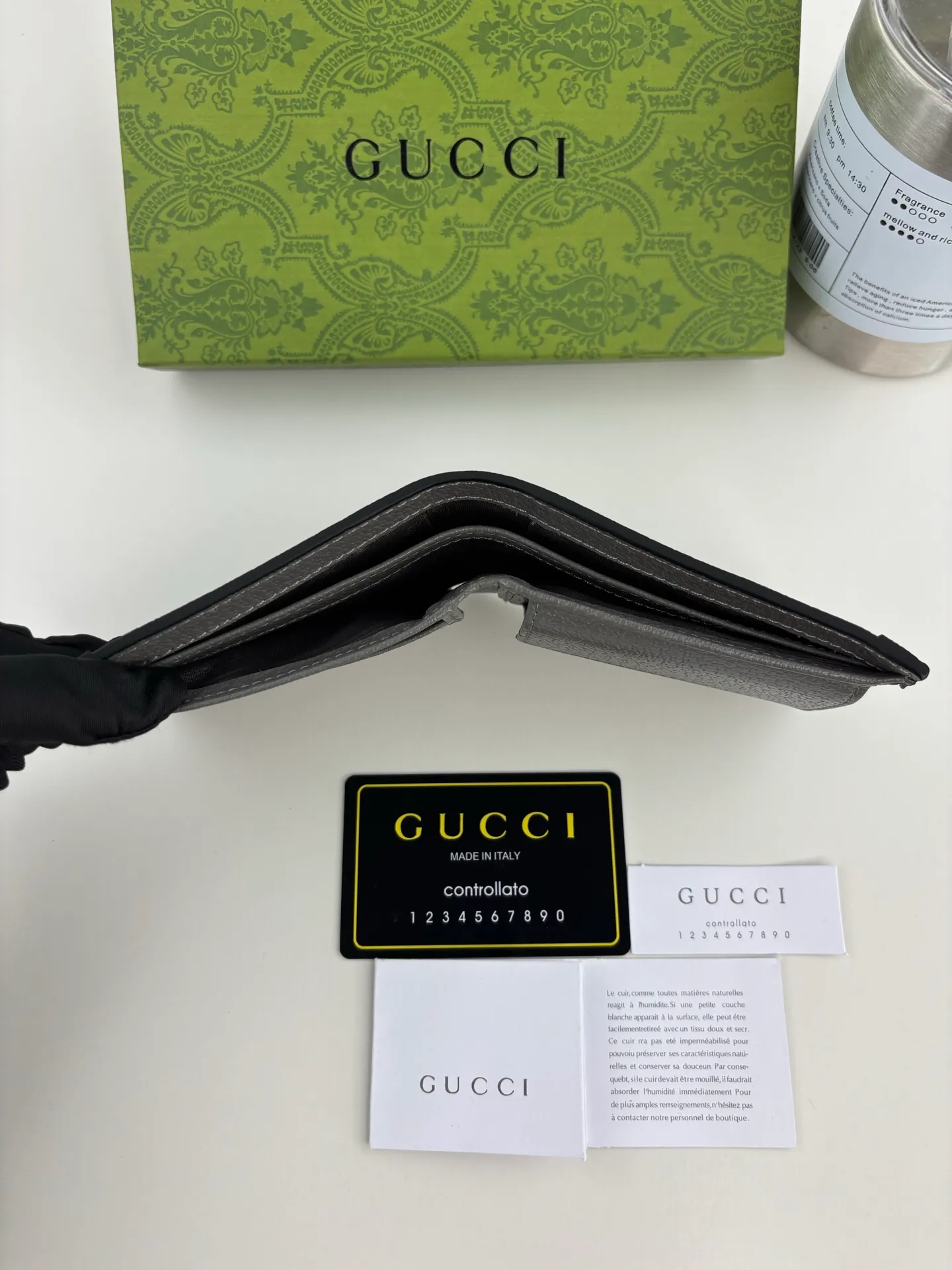 💰120 GUCCl Ophidia series card holder, the GG logo evolved from the Gucci diamond pattern that appeared in the 1930s, and has since become the traditional essence of Gucci. This new Ophidia series card holder uses this recognizable pattern on gray material. Double G hardware completes the look, in gray GG Supreme canvas with gray leather piping and palladium tone hardware, Double G. Style number: 597609 Size: 8cm x 10cm x 2cm Color: Gray