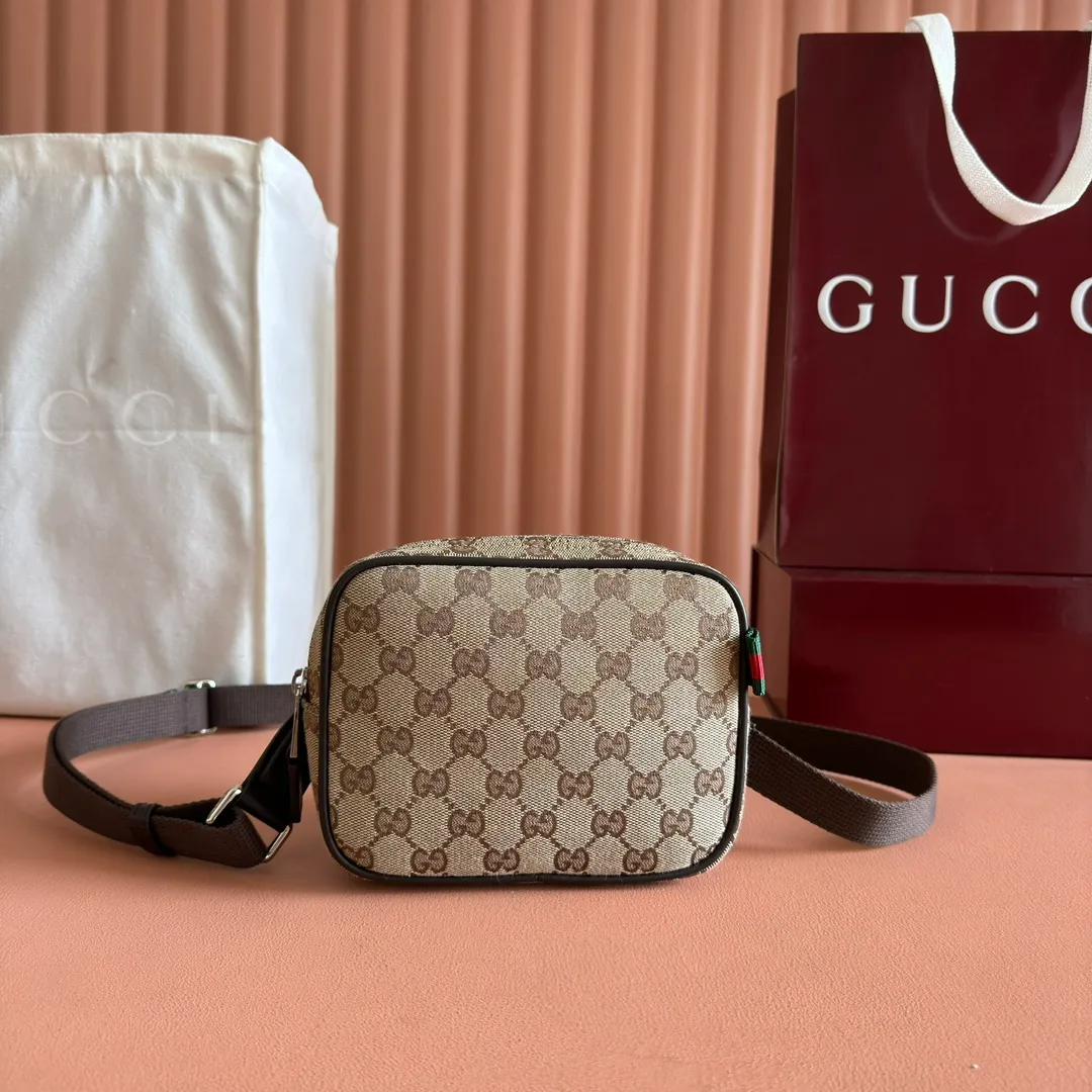 p820💋💋💋【Full set of counter packaging】GG canvas pays homage to the brand's instantly recognizable GG monogram pattern, which is derived from the initials of the brand's founder, Mr. Guccio Gucci. This everyday tote is embellished with red and green web details and features a dark brown leather shoulder strap, making it an ideal accessory. Beige and dark brown GG canvas Dark brown leather piping Red and green web details Nylon lining Model: 834268 Dimensions: 17.5cm (W) x 14cm (H) x 5cm (D) Weight: approx. 0.3kg Color: Apricot brown/original leather Made in Italy