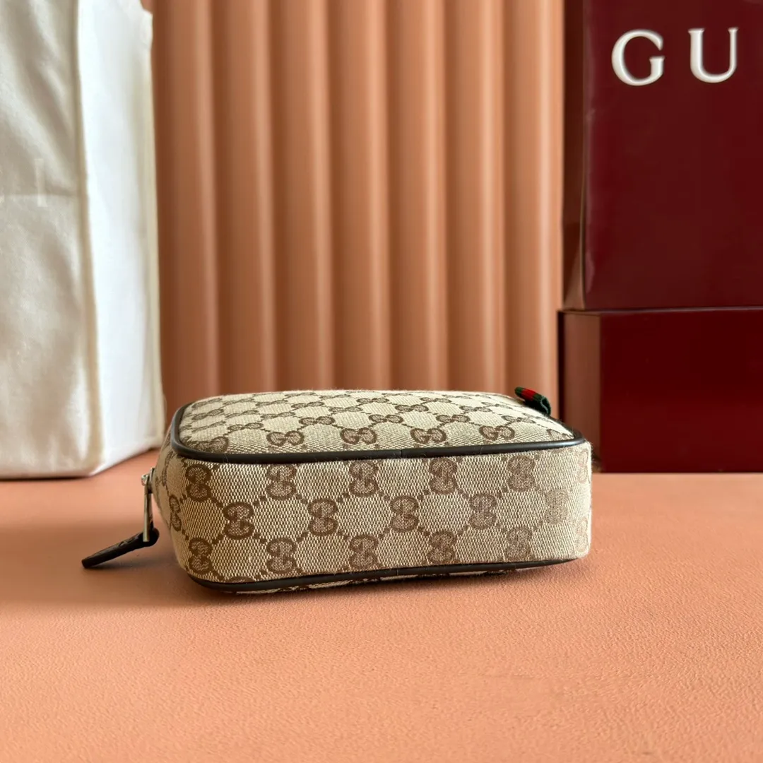 p820💋💋💋【Full set of counter packaging】GG canvas pays homage to the brand's instantly recognizable GG monogram pattern, which is derived from the initials of the brand's founder, Mr. Guccio Gucci. This everyday tote is embellished with red and green web details and features a dark brown leather shoulder strap, making it an ideal accessory. Beige and dark brown GG canvas Dark brown leather piping Red and green web details Nylon lining Model: 834268 Dimensions: 17.5cm (W) x 14cm (H) x 5cm (D) Weight: approx. 0.3kg Color: Apricot brown/original leather Made in Italy