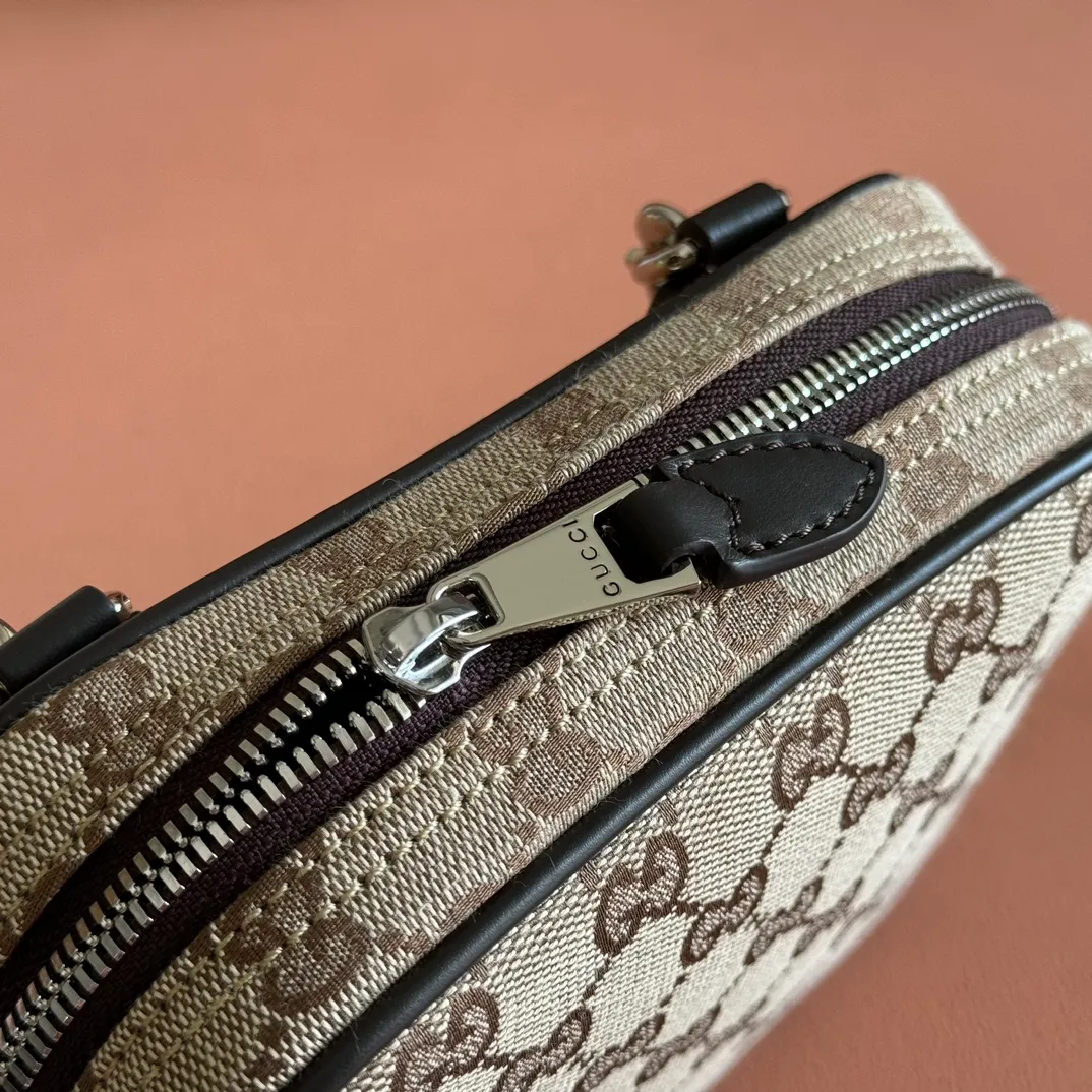 p820💋💋💋【Full set of counter packaging】GG canvas pays homage to the brand's instantly recognizable GG monogram pattern, which is derived from the initials of the brand's founder, Mr. Guccio Gucci. This everyday tote is embellished with red and green web details and features a dark brown leather shoulder strap, making it an ideal accessory. Beige and dark brown GG canvas Dark brown leather piping Red and green web details Nylon lining Model: 834268 Dimensions: 17.5cm (W) x 14cm (H) x 5cm (D) Weight: approx. 0.3kg Color: Apricot brown/original leather Made in Italy