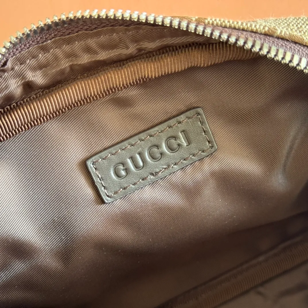 p820💋💋💋【Full set of counter packaging】GG canvas pays homage to the brand's instantly recognizable GG monogram pattern, which is derived from the initials of the brand's founder, Mr. Guccio Gucci. This everyday tote is embellished with red and green web details and features a dark brown leather shoulder strap, making it an ideal accessory. Beige and dark brown GG canvas Dark brown leather piping Red and green web details Nylon lining Model: 834268 Dimensions: 17.5cm (W) x 14cm (H) x 5cm (D) Weight: approx. 0.3kg Color: Apricot brown/original leather Made in Italy