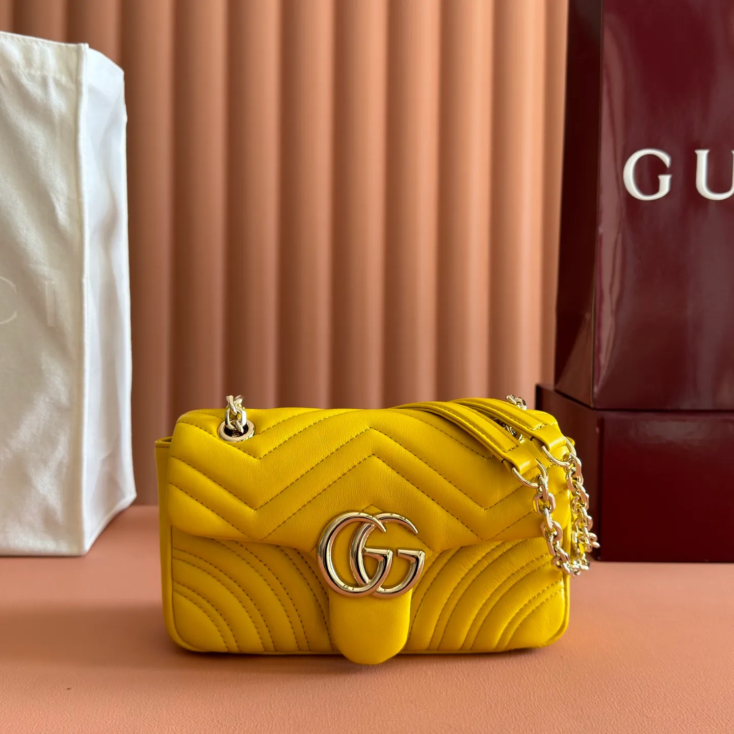 p1300. 💋💋💋Imported original sheepskin, top-quality workmanship, pure copper hardware [equipped with full counter packaging] The brand's iconic GG Marmont series is ingeniously integrated with double G-shaped accessories and faceted chain straps, and soft leather is selected to create a soft-lined bag shape. White V-shaped Matelassé sheepskin. Light gold-tone hardware. Gucci ankara red viscose lining. Interior: One open pocket. Sliding chain strap that can be used as a shoulder strap (55 cm high). Snap-lock flap. Ident.: 837280. Dimensions: 22cm (width) x 12.5cm (height) x 6cm (depth) Weight: about 0.55kg Color: yellow full leather/original leather. Made in Italy