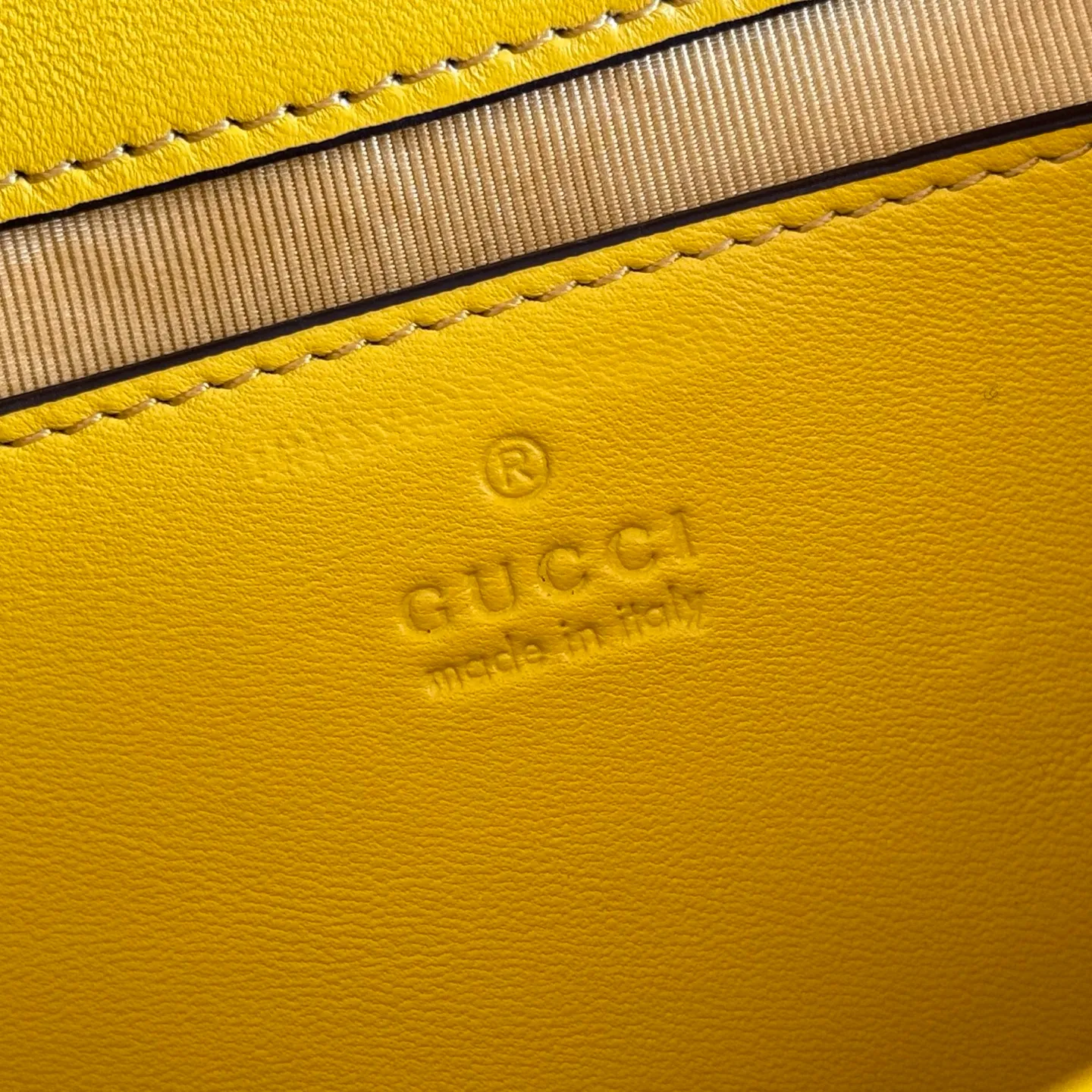 p1300. 💋💋💋Imported original sheepskin, top-quality workmanship, pure copper hardware [equipped with full counter packaging] The brand's iconic GG Marmont series is ingeniously integrated with double G-shaped accessories and faceted chain straps, and soft leather is selected to create a soft-lined bag shape. White V-shaped Matelassé sheepskin. Light gold-tone hardware. Gucci ankara red viscose lining. Interior: One open pocket. Sliding chain strap that can be used as a shoulder strap (55 cm high). Snap-lock flap. Ident.: 837280. Dimensions: 22cm (width) x 12.5cm (height) x 6cm (depth) Weight: about 0.55kg Color: yellow full leather/original leather. Made in Italy
