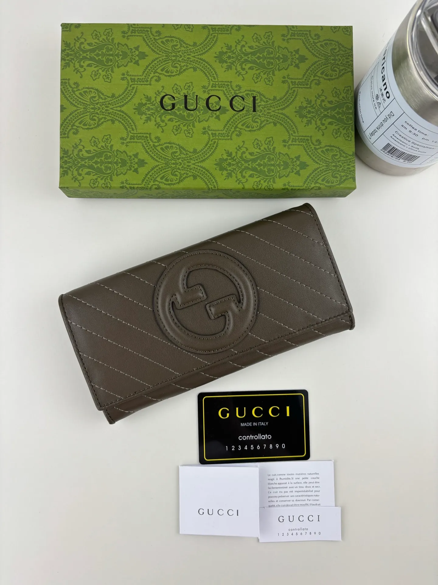 💰180 GUCCl Blondie series uses one of the brand's bold patterns and a leather design of the same color, exuding a subtle and restrained atmosphere. This series of ingenuity incorporates round geometric interlocking G's, fully displaying Gucci's modern aesthetic design. Style number: 760302 Size: 19.5cm x 11cm x 3cm Color: Brown