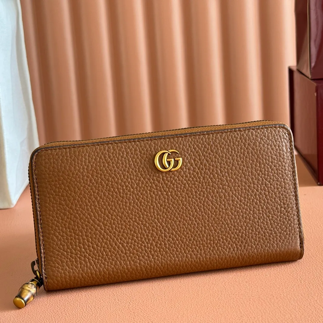 p520. 💋💋💋"With full set of original packaging" GG Marmont series long clip. This GG Marmont series wallet is made of classic and durable black leather, adding another classic to the "Aria-Fashion Aria" series. The Double G accessory originates from the belt buckle design of the 1970s, and is reinterpreted on this wallet in tone-on-tone resin. The classic design is combined with a monochromatic color scheme to highlight the modern fashion style. Model: 739499. Size: 19.5*11*3cm. Color: brown/original leather.