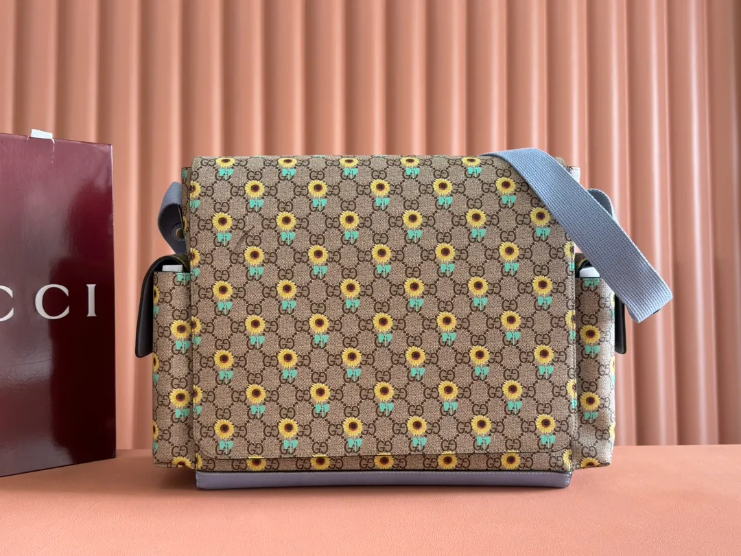 p1140. 💋💋💋"With full set of original gift bag packaging" [New Product] From exquisite embroidery to all-over printing, Gucci's 2025 early spring men's bag series continues to reinterpret the brand's classic patterns. This tote bag is crafted from GG Supreme, with an all-over floral print and light blue Supreme piping. Beige and dark brown GG Supreme, light blue Supreme canvas piping, all-over floral print, model number: 811491. Dimensions: 45x32x15cm. Color: light blue print/pvc.