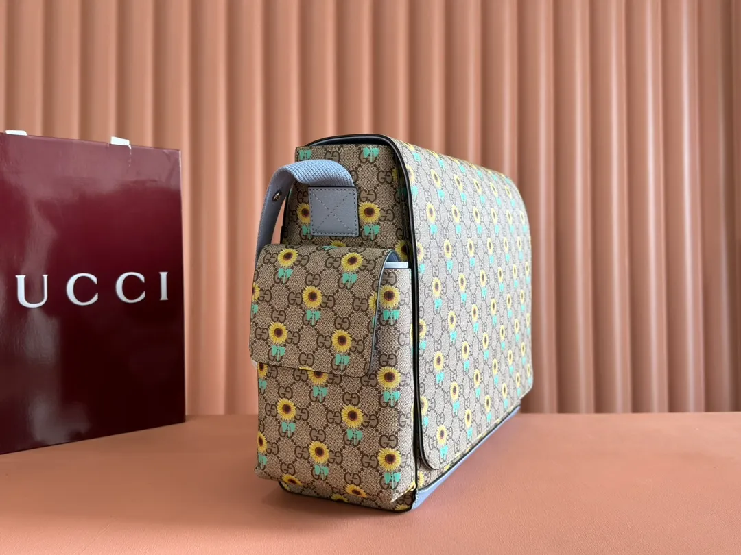 p1140. 💋💋💋"With full set of original gift bag packaging" [New Product] From exquisite embroidery to all-over printing, Gucci's 2025 early spring men's bag series continues to reinterpret the brand's classic patterns. This tote bag is crafted from GG Supreme, with an all-over floral print and light blue Supreme piping. Beige and dark brown GG Supreme, light blue Supreme canvas piping, all-over floral print, model number: 811491. Dimensions: 45x32x15cm. Color: light blue print/pvc.