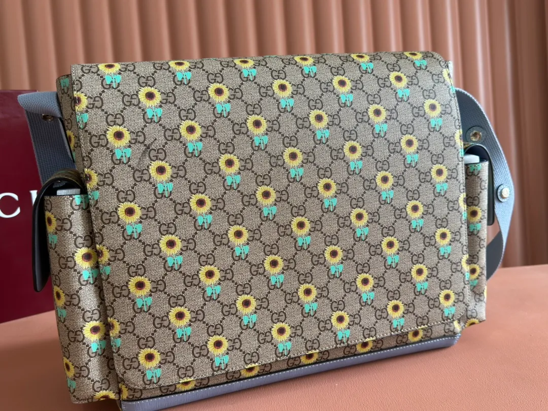 p1140. 💋💋💋"With full set of original gift bag packaging" [New Product] From exquisite embroidery to all-over printing, Gucci's 2025 early spring men's bag series continues to reinterpret the brand's classic patterns. This tote bag is crafted from GG Supreme, with an all-over floral print and light blue Supreme piping. Beige and dark brown GG Supreme, light blue Supreme canvas piping, all-over floral print, model number: 811491. Dimensions: 45x32x15cm. Color: light blue print/pvc.