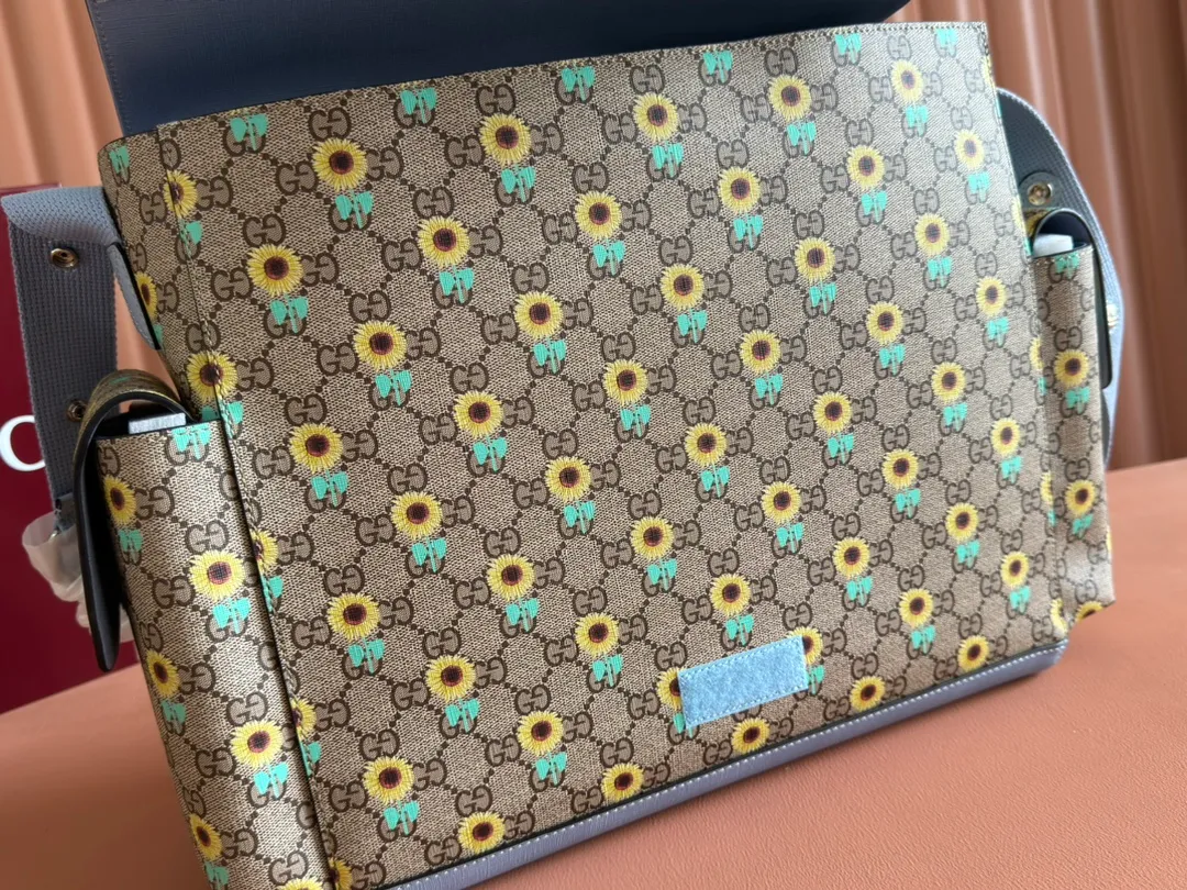 p1140. 💋💋💋"With full set of original gift bag packaging" [New Product] From exquisite embroidery to all-over printing, Gucci's 2025 early spring men's bag series continues to reinterpret the brand's classic patterns. This tote bag is crafted from GG Supreme, with an all-over floral print and light blue Supreme piping. Beige and dark brown GG Supreme, light blue Supreme canvas piping, all-over floral print, model number: 811491. Dimensions: 45x32x15cm. Color: light blue print/pvc.