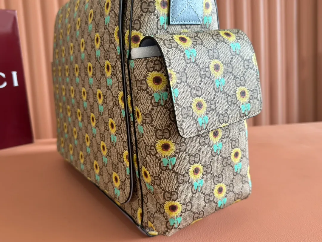 p1140. 💋💋💋"With full set of original gift bag packaging" [New Product] From exquisite embroidery to all-over printing, Gucci's 2025 early spring men's bag series continues to reinterpret the brand's classic patterns. This tote bag is crafted from GG Supreme, with an all-over floral print and light blue Supreme piping. Beige and dark brown GG Supreme, light blue Supreme canvas piping, all-over floral print, model number: 811491. Dimensions: 45x32x15cm. Color: light blue print/pvc.